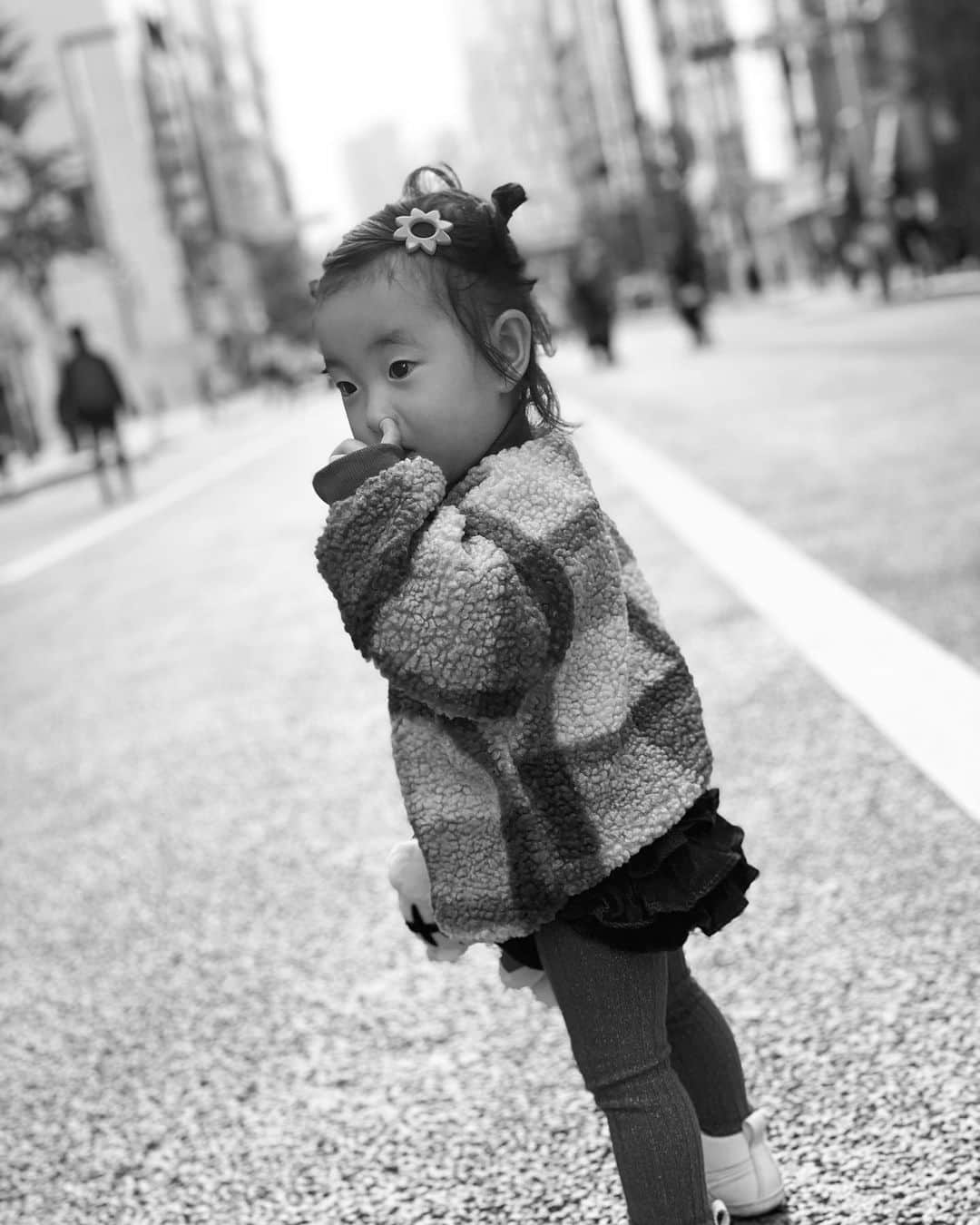 菊井彰子さんのインスタグラム写真 - (菊井彰子Instagram)「・ オススメはどうしてもほじりたい2枚目photo📸 ・ 完全に二足歩行になりました。 初めての言葉は「葉っぱ」（なんで笑）🍃 最近は「ママ」なのか「まんま」なのか推測不明の単語とそして今日から「バイバイ」って言える様になりました。 今月は見事にほぼ毎日夜泣き復活祭みたいですが🤣それでも産まれてまもない頃の”船漕ぎ授乳”のような大変さはなくなっちゃった🥺 どんどん自立していく娘。 成長スピードは遅いのか早いのかわからないけれど、彼女なりのペースで人生を歩んで行って欲しいです。 あと少しで1歳3ヶ月。 パパとママが撮った写真だよ🤳  #銀座の中心で鼻を穿る #ママの娘ヘアーセット無造作にもほどがある  ・ ・ #おやばか部  #1歳 #女の子ベビー #女の子コーデ  #女の子のママ #女の子ママ  #１歳  #赤ちゃんのいる暮らし #赤ちゃんのいる生活  #ベビーグラム  #赤ちゃんとママ 　#成長記録　#育児記録 #コドモノ #ママリ #ベビライフ #ベビメモリ  #ベビスタグラム #ママカメラ #ベビフル　#サンキューグラマー #ままのて @tamahiyoinsta」11月23日 1時41分 - yanakiku_kiku
