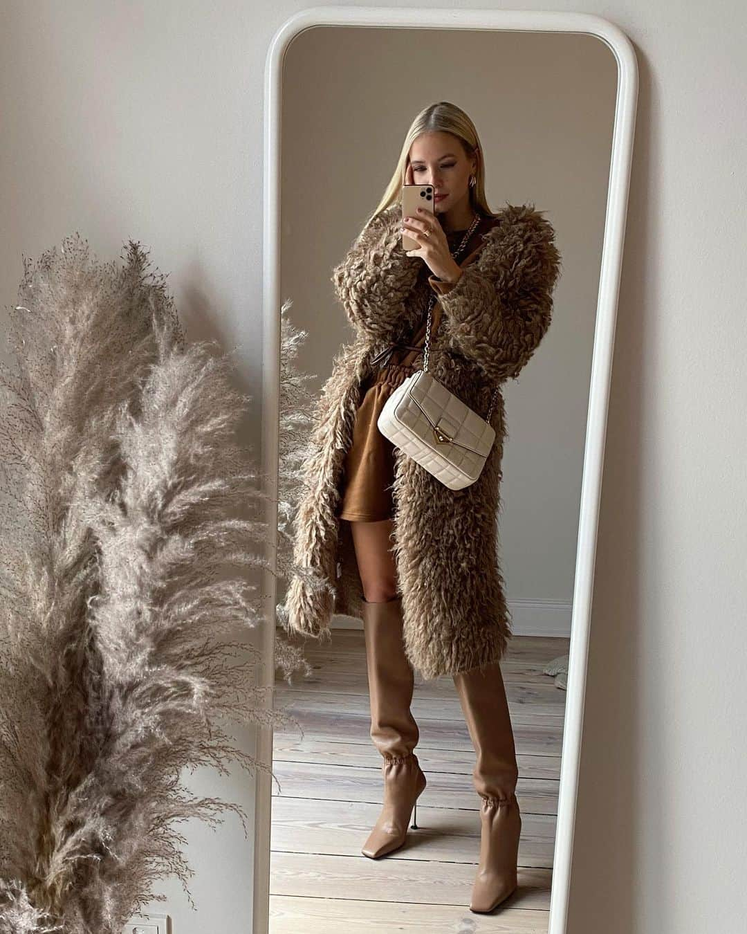 レオニー・ハンネさんのインスタグラム写真 - (レオニー・ハンネInstagram)「Baby, it’s cold outside @michaelkors 🤍 Anzeige/Ad #mksoho #michaelkors #giftedbymk」11月23日 1時34分 - leoniehanne