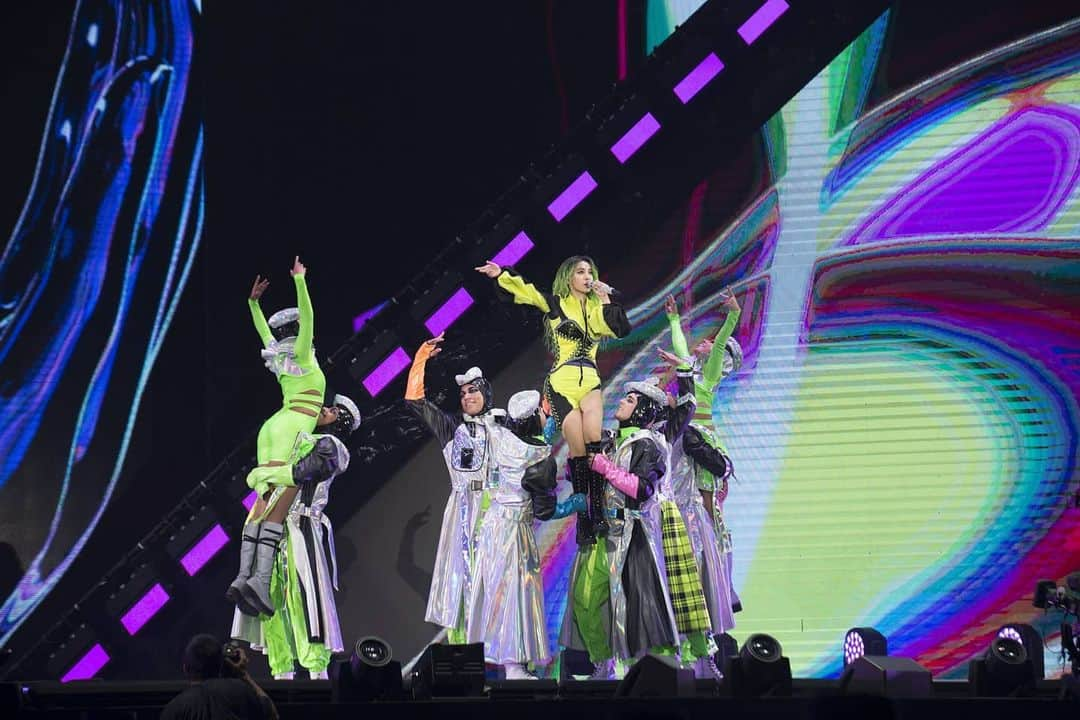 ジョリン・ツァイさんのインスタグラム写真 - (ジョリン・ツァイInstagram)「the neon green gang !  #uglybeautytour #uglybeauty #uglybeautytour高雄 #怪美的 #teamjolin @windowsen @iijinhk」11月23日 1時37分 - jolin_cai