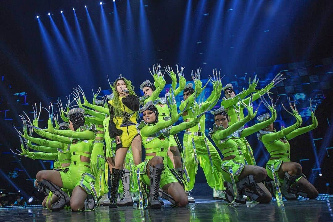 ジョリン・ツァイのインスタグラム：「the neon green gang !  #uglybeautytour #uglybeauty #uglybeautytour高雄 #怪美的 #teamjolin @windowsen @iijinhk」