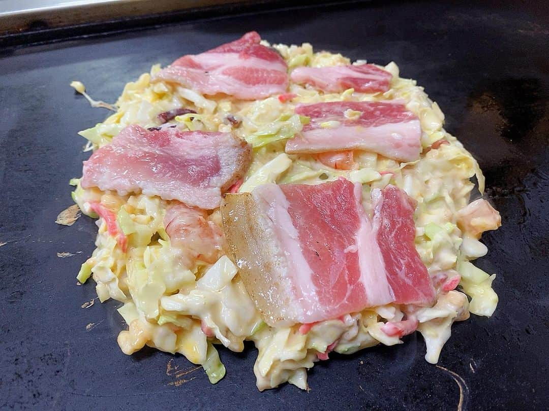 村田綾のインスタグラム：「大好きな♡お好み焼き屋さん。  何を頼んでも！サイドメニューから何から美味しいんだけど。  １番の魅力は… ぶっきら棒で恥ずかしがり屋の、 お店のママが優しいの。  今年は人の優しさが！ 本当にしみる(´；ω；`)  #飯テロ #お好み焼き #okonomiyaki #何でも美味しい  #ぶっきら棒 #恥ずかしがり屋 #人の優しさ」