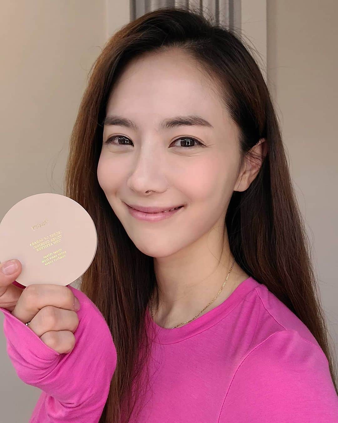 ユ・ハナのインスタグラム：「현대H몰과 함께하는 헉슬리 X 프롬하나 . 현대홈쇼핑 첫 런칭때 28,000개 전체매진을 했던 글로벌 브랜드 Huxley. 미국, 영국,핀란드, 이태리 포함 49개국의 백화점,드럭스토어,편집숍에서 볼 수 있는 헉슬리의 쿠션을 프롬하나 X 현대H몰과 함께 최저가로 선보이게 되었어요😀👏👏👏 . 정말 20살부터 수많은 쿠션을 써오고 수많은 공구제안을 받았지만 단한번도 선택하지않았던게 쿠션이였어요.커버가 마음에 들면 촉촉함이 아쉽고 들뜨면 안되고 오래지속되어야하고 한듯 안한듯 커버가 잘되면서 피부는 빛나보이는 걸 찾는게 쉽지않더라구요. 상당히 까다롭죠?😅😅  그런 제가!!!  가볍지만 완벽한 커버력+촉촉한 수분감+한듯 안한듯 자연스러움+빛나는 표현력 까지 거기에 마스크에도 잘묻어나지않아서 너무너무 좋은, 만족 100% 스러운 쿠션을 가지고 왔습니다. 그것도 초.초.최.저.가 루요♡ . Huxley 쿠션은  두가지 타입 쿠션으로 나눠져있어요. 커버쿠션 01,02,03호 모이스트쿠션01,02,03호 이렇게요.  ✅커버쿠션은, 홍조•잡티 등으로 피부진정+커버 동시에 필요하신분 번들거림을 잡고 지속력높은 메이크업을 원하시는분 얇고산뜻하며 자연스러운 피부표현을 원하시는 분 ✅모이스트쿠션은, 피부 속 수분 부족으로 베이스가 쉽게 들뜨시는 분 홍조•잡티 등으로 피부진정+커버 동시에 필요하신분 커버력이 있으면서도 자연스러운 피부표현 원하시는분  이렇게 선택하시면 되세요.  사실 저는 커버쿠션 02호인 샌드컬러로 먼저 전체적으로 두드려준 뒤, 모이스트 01호 화이트데저트로 눈밑 광대 미간 쪽 같은 포인트부분을 한번 더 해주는걸 좋아해요. 그럼 훨씬 입체감도살아나고 얼굴이 더 반짝여보여요. 그래서 저의 추천은 커버쿠션 02호 샌드와 모이스트 01호 화이트데저트에요.  구매하시는 데 참고가 되셨음 좋겠어요.   진짜진짜 좋은가격으로 현대H몰과 헉슬리 그리고 프롬하나가 준비한 초특급 기획전. 꼭 놓치지마시고 컨템포러리 뷰티브랜드 헉슬리의 쿠션을 만나보시길 바래요.🎶 오늘부터,  딱 3일간 입니다.  구매는 상단의 프로필란에 보시면  주소나와있어요.프롬하나닷컴이아닌, 현대몰로 이동될거에요😄  주소 클릭하시면 자세한 상세페이지와 함께 구매도 가능하시답니다. . 궁금하신점  언제든 어디든 문의주세욧 @fromhana111」