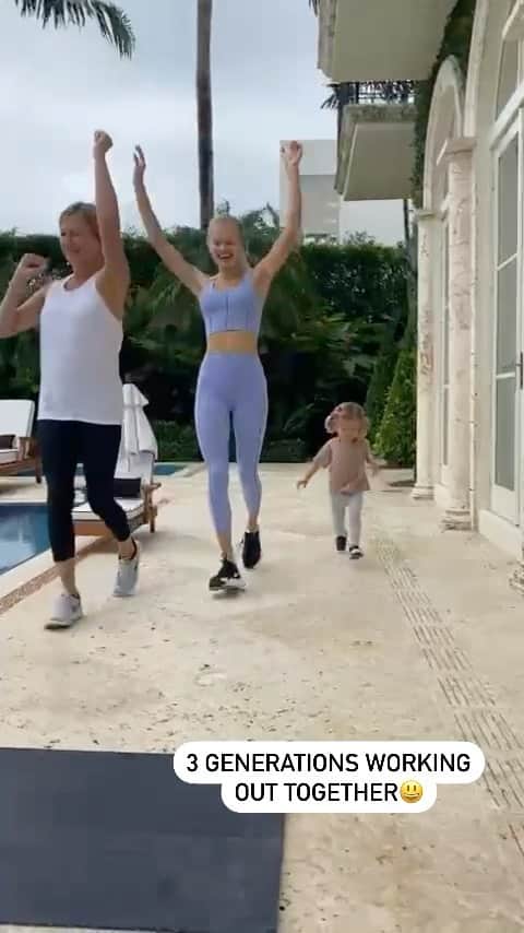 ヴィタ・シドルキナのインスタグラム：「Fun Sunday workout with my mom and daughter💕 both equally “love” working out🤣」