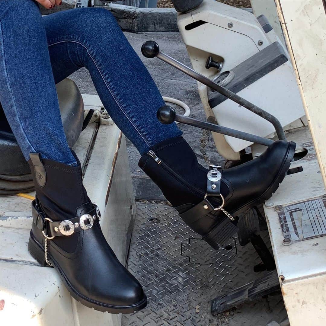 ダブのインスタグラム：「They are beautiful, breathable and waterproof. The Virginia boot features a breathable waterproof nylon upper, soft waterproof leather lower, memory foam supportive insole, removable belt and soft lining. $159」