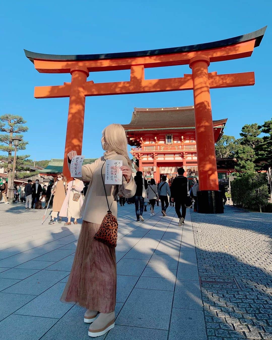 榊原伶奈のインスタグラム：「先週goto利用して京都行ってきた🤗✨ まず1日目稲荷神社の総本宮の伏見稲荷神社⛩ 実は4年前にも行ったんだけど社務所が終わってる時間に到着して前回は御朱印もらえず今回はリベンジ！ だったんだけど、、、  奥社奉拝所の御朱印時間ギリギリに行ったため社務所が閉まってた🙄笑コロナで早く閉まってたみたい😨  次回もリベンジのリベンジに行くと決めた✔︎ #御朱印 #京都 #京都旅行 #旅行 #御朱印ガール #神社 #神社巡り #京都旅 #伏見稲荷大社 #稲荷神社」