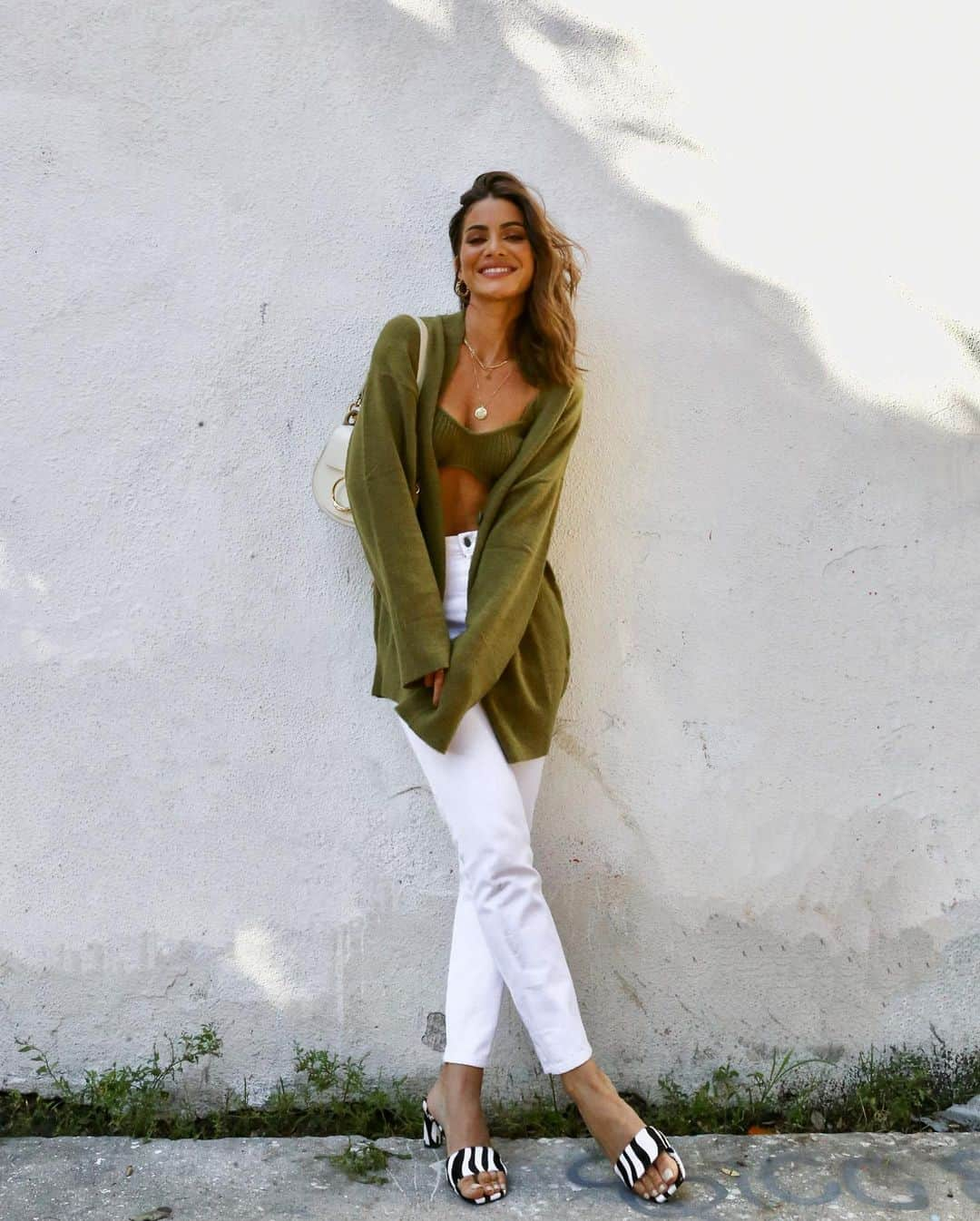 Camila Coelhoさんのインスタグラム写真 - (Camila CoelhoInstagram)「Cozy Sunday mood 🍃 in @camilacoelhocollection ! @revolve  ————— Feliz DOMINGO amores!!! #ootd」11月23日 1時51分 - camilacoelho