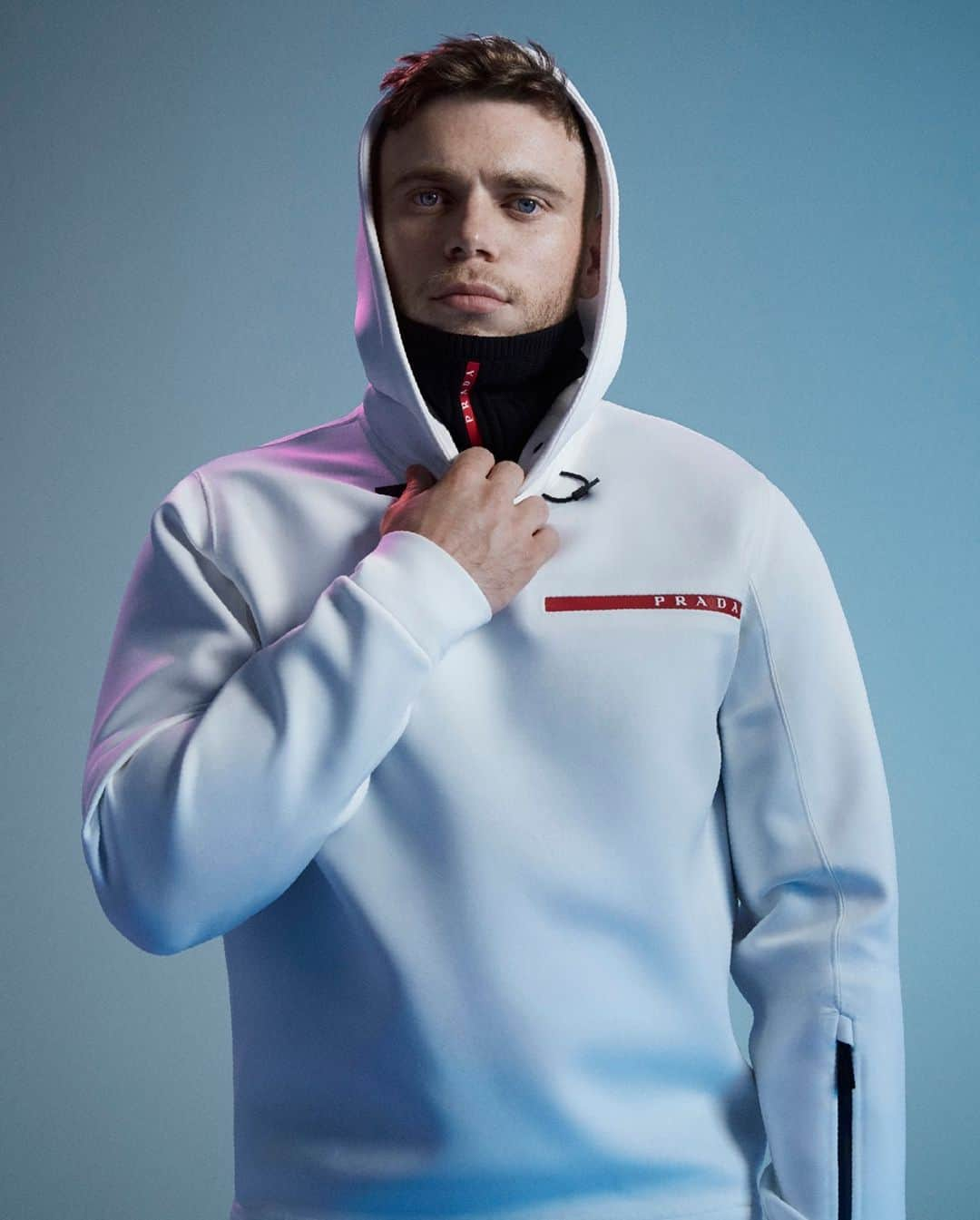 プラダさんのインスタグラム写真 - (プラダInstagram)「#PradaLineaRossa is textile invention coupled with sleek silhouette, intended to perform under the most extreme circumstances. Gold medalist @guskenworthy wears the FW20 collection, photographed by @vanina_sorrenti. Creative direction @ferdinandoverderi Discover more via link in bio.  #Prada #GusKenworthy」11月23日 2時00分 - prada