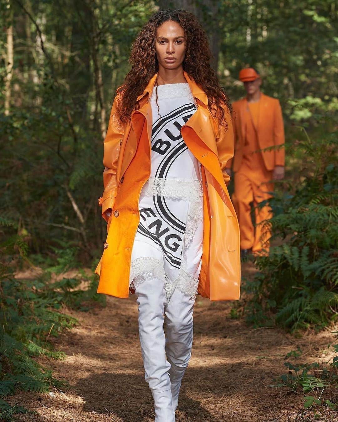 Fashion Weekのインスタグラム：「Wandering the wilderness with @joansmalls on the runway for @burberry 🧡 photo c/o @imgmodels」