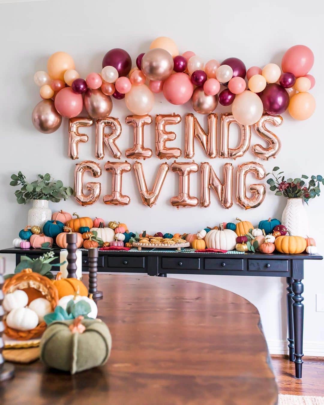 HomeGoodsさんのインスタグラム写真 - (HomeGoodsInstagram)「Going virtual this Friendsgiving? Create the perfect backdrop with pumpkins, plants and pies (📸: @easy_likesundaymorning)」11月23日 2時01分 - homegoods