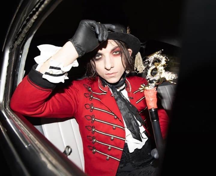 Alternative Pressさんのインスタグラム写真 - (Alternative PressInstagram)「Happy Birthday to @palayeroyale's youngest, but possibly loudest member, @emersonbarrett! From his raging abilities behind the kit to his intricate vision and art, Emerson is a creative genius, wonderful friend, and amazing brother to the other members of Palaye. Wish Emerson a happy birthday in the comments below 👇⁠ .⁠ .⁠ .⁠ #palayeroyale #emersonbarrett #soldiersoftheroyalcouncil #altpress #alternativepress」11月23日 2時02分 - altpress