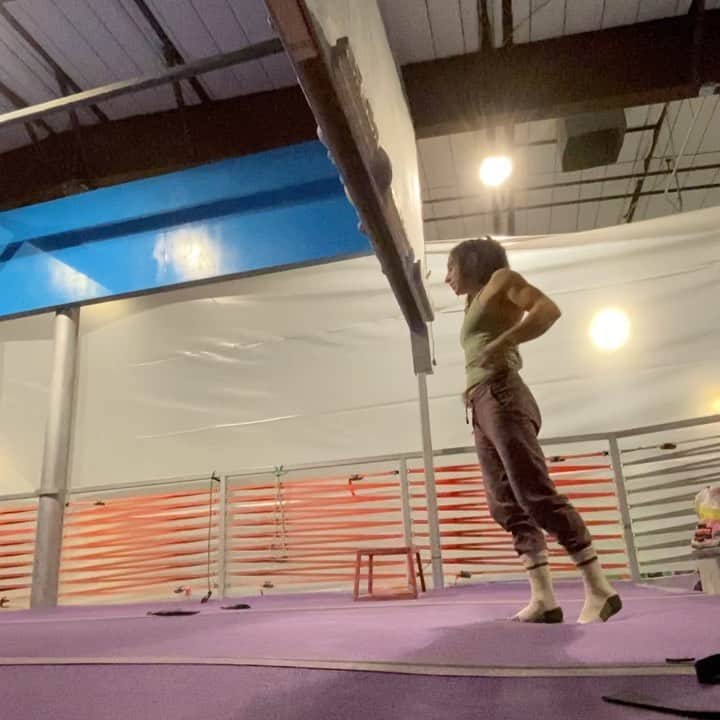 アレックス・パッチシオのインスタグラム：「A little bit of training after a sesh of climbing.  . First video was one of the exercises I like to do. (x5) 7-10 second front levers on the 10mm edges.  I like to do a couple core exercises in between each set during my “rest” time.  . Second video: Then tried to see if I could do a FL on the 7mm edge, first time trying it. I didn’t want to try and hold as long as I could since my fingers and body were pretty tired already. Surprised it didn’t feel too bad. ☺️🤷🏻‍♀️ I will try to do more of them feeling fresher next time! 💁🏻‍♀️ . @scarpana @organicclimbing @frictionlabs @evn_cbd」