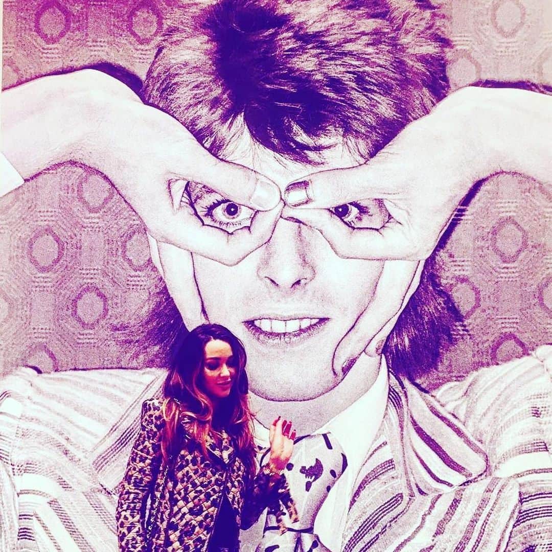 ニッキー・シックスさんのインスタグラム写真 - (ニッキー・シックスInstagram)「@how2girl at the @therealmickrock BOWIE exhibit in NYC a few years ago.  Now this would be bad ass wallpaper.  What ya think @kari_whitman_interiors ? #Bowie #Flashback #DiamondDogs」11月23日 2時19分 - nikkisixxpixx