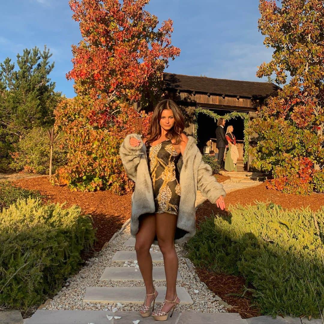ジャッキー・リーのインスタグラム：「A recap of the weekend: 1. Having vodka tonic as a +1 makes a great date  2. Having vodka tonic as a +1 makes a great date until number three makes you text your ex at a wedding (oopsie)    Love you becs and plant daddy @becwilcock @drewtay___ ❤️❤️❤️」