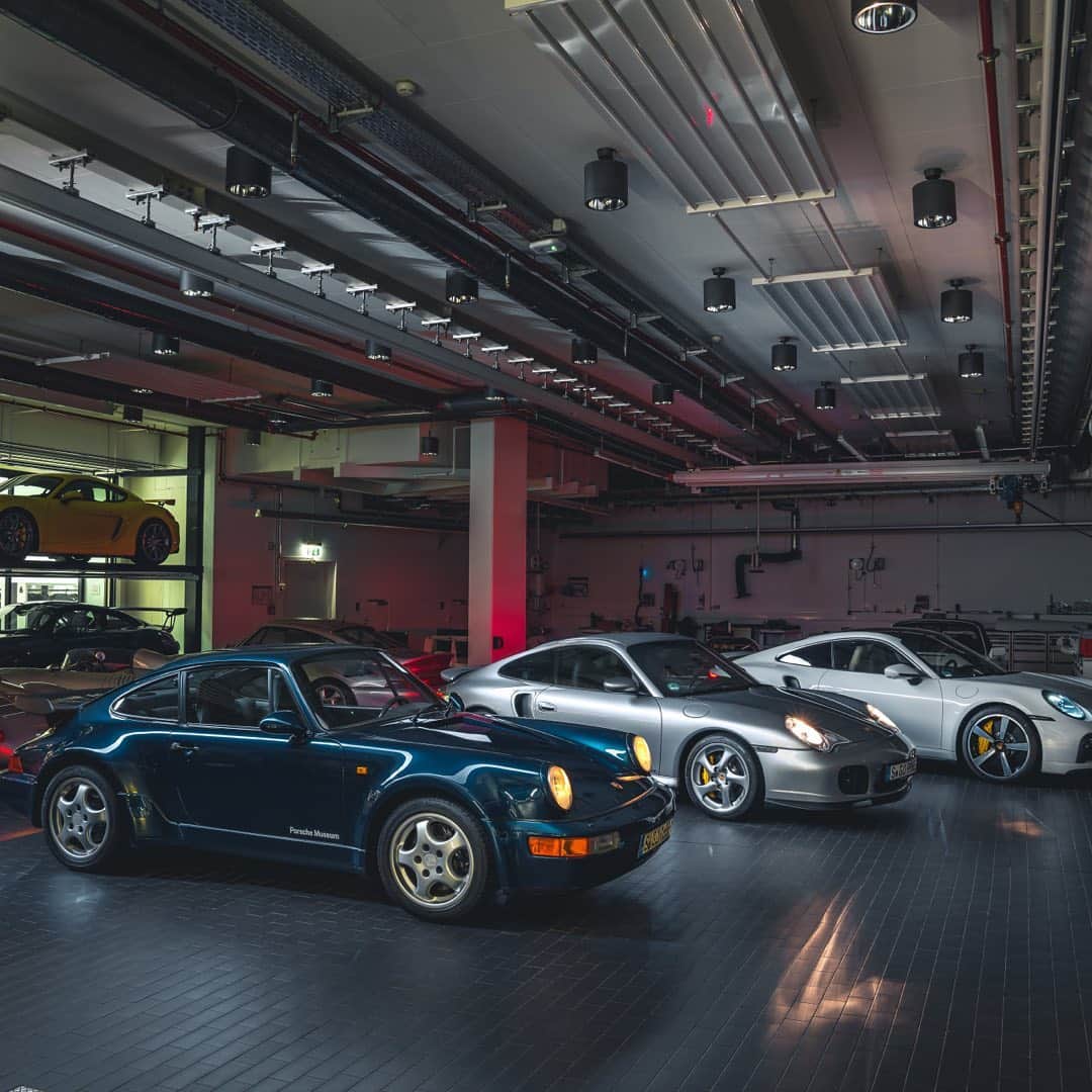 Porscheさんのインスタグラム写真 - (PorscheInstagram)「The historic and the contemporary sitting side-by-side. @thespeedhunters takes a close-up look at 911 Turbo classics alongside their modern day counterparts. Link in bio.  (📸 @mark_scenemedia for @porsche.museum) __ 911 Turbo: Fuel consumption combined: 11,1 l/100 km; CO2 emissions combined: 254 g/km I https://porsche.click/DAT-Leitfaden I Status: 11/2020」11月23日 2時20分 - porsche