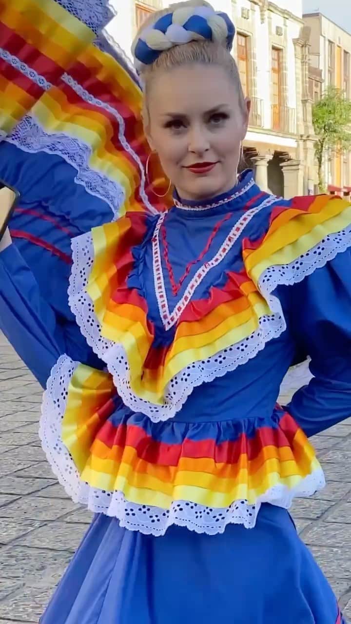 リンゼイ・ボンのインスタグラム：「One of my favorite things about filming The Pack was having the opportunity to learn native traditions and culture in each country we visited. This native dance was so beautiful and I appreciate all of the locals on set who tried to teach me... unfortunately I need a quite a few more lessons! #mexicocity @the」