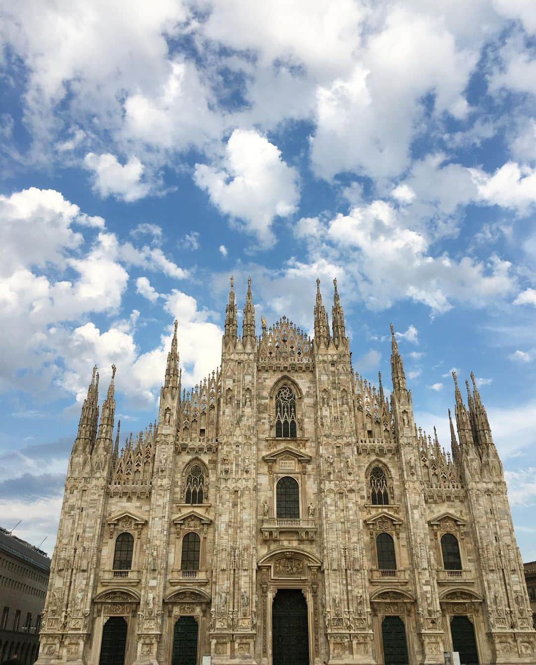 フェデリカ・テスタさんのインスタグラム写真 - (フェデリカ・テスタInstagram)「Quanto mi manca passeggiare tra le tue vie, andare a prendere la brioche da @marchesi1824 per colazione e cenare al @algarghet, vedere l’ultima mostra a @palazzorealemilano, partecipare agli eventi organizzati da @cameramoda e tanti brand, mi manca vedere le luci della @rinascente e l’albero @swarovski in Galleria, andare al cinema con gli amici e finire poi a bere qualcosa e chiacchierare fino a tardi dopo il film, non poter andare a ballare per il compleanno di @mattecorradi e un’altra lunghissima serie di cose! Dicono che Milano sia grigia... la verità è che Milano è piena di mille colori e sfumature e ora che non è possibile goderne appieno me ne rendo conto ancora di più!❤️✨ #milanotiamo」11月23日 2時22分 - _fedetesta_