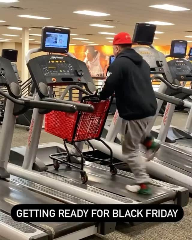 1.9m Fitness Inspirationのインスタグラム：「It’s that time of year! 🤣 by @mikeruga #blackfriday」