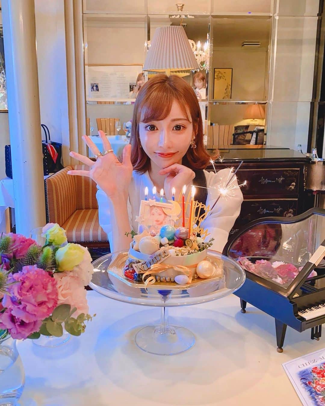 明日花キララのインスタグラム：「幸せ開封動画🎁🎀🤍 今年もお祝いしてもらっちゃいました。 素敵な場所で大好きなメンバー🥺 . ※興奮しすぎて私の声がやかましいので音量注意です📢 . #素敵なマダムに私もなりたい」