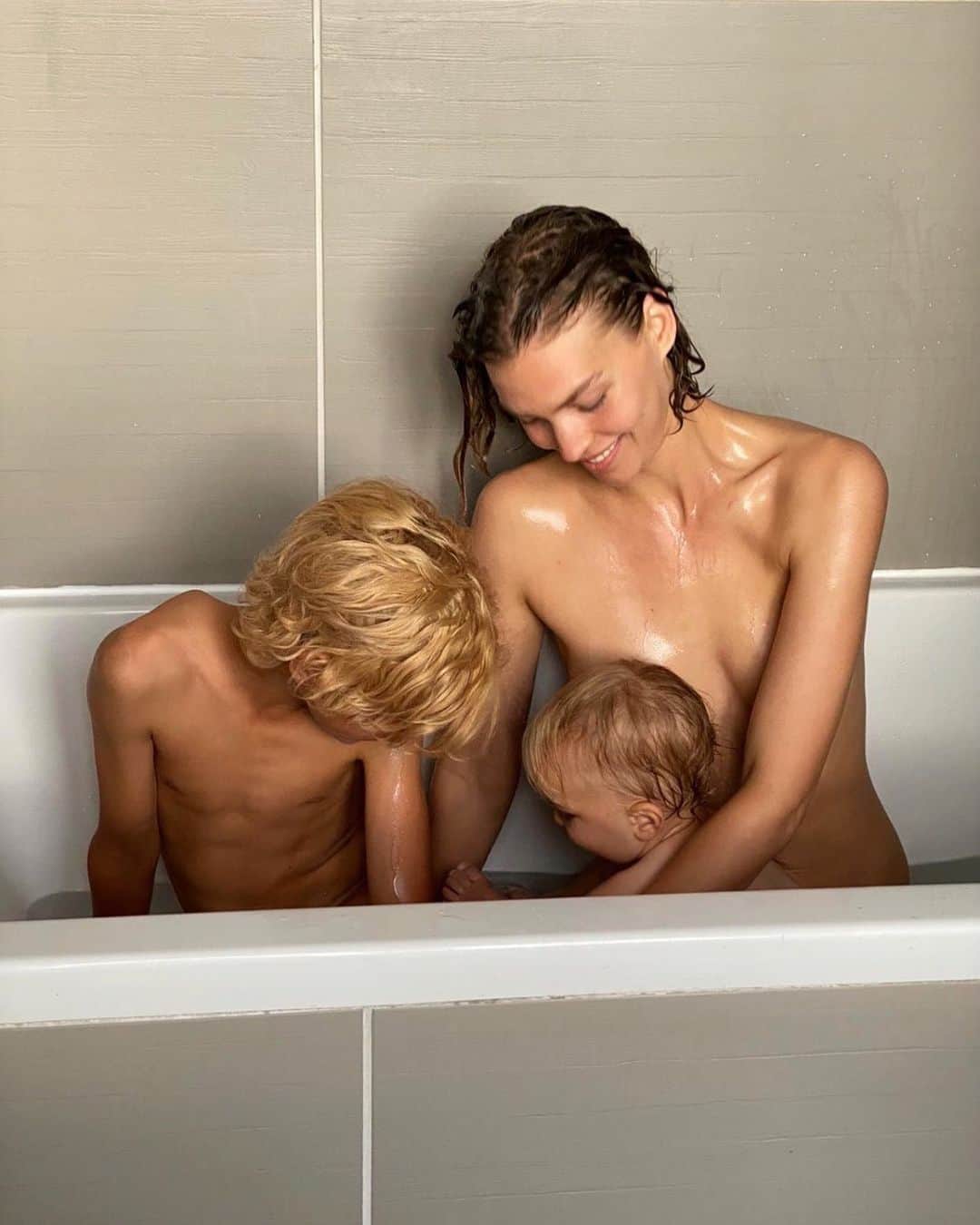 アリゾナ・ミューズのインスタグラム：「Happy Sunday (even though all the days are blurring into one big lockdown day) I’m still trying to make Sunday feel normal and one thing I love to do is a little self care before I start the week. Well…self + two children care.  My obsession with sustainable products has found its way into our bathroom 🛁 and some of my favourite bath products are:  @Bamford - Their B Silent Night Time Bath Concentrate is beautiful. It contains organic essential oils to unwind the body and mind. A blend of organic roman camomile, lavender flower and vetiver root essential oils with apricot kernel oil 😍  @grass_andco - The muscle-relaxing Himalayan Bath Salts made with natural ingredients 🌿   @plantoysuk @plantoysofficial - beautiful wooden bath toys (instead of the usual awful plastic toys!)    @aveda - Light Hair Mask 🌱  #ScrubSustainably」