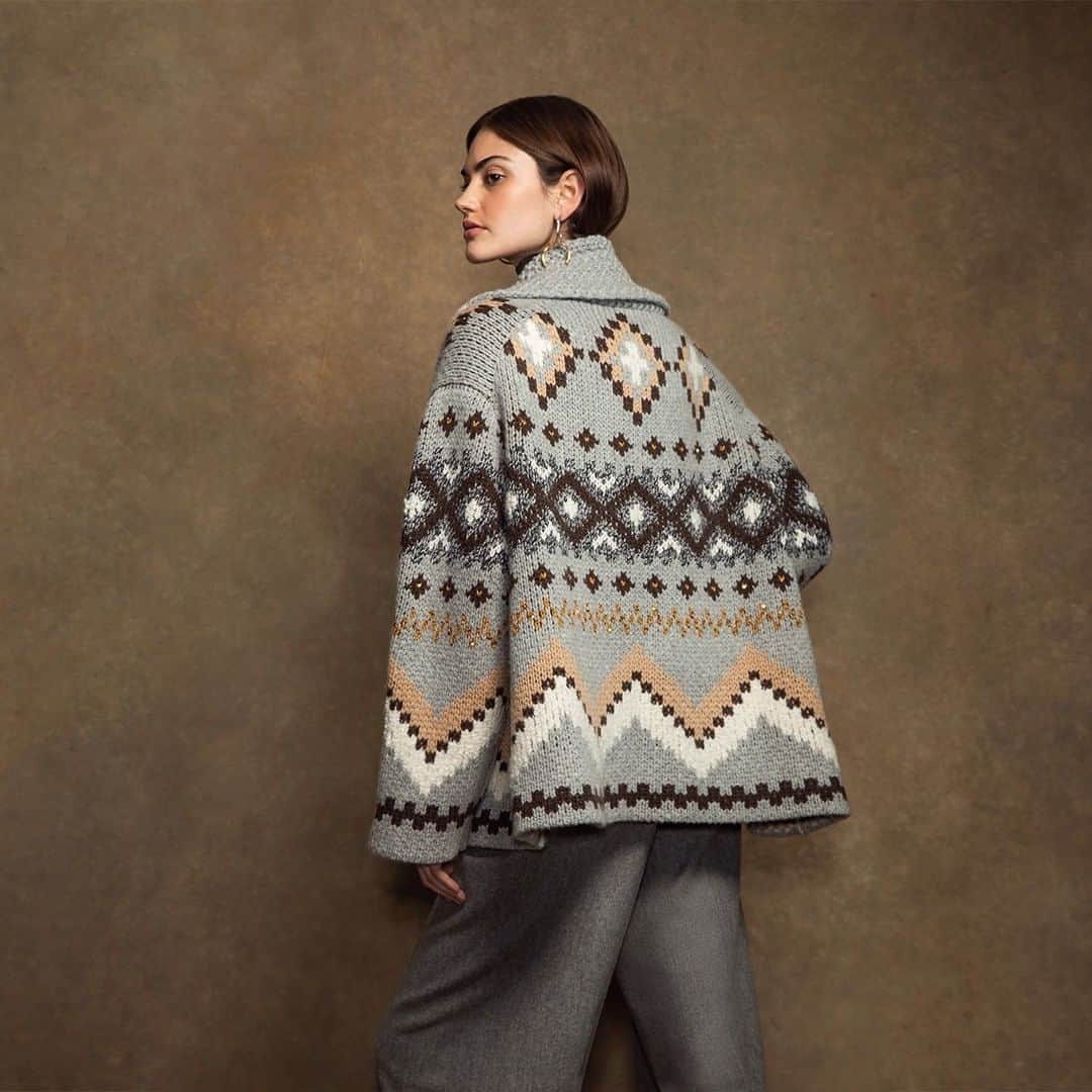 Johnstonsさんのインスタグラム写真 - (JohnstonsInstagram)「Our bold, luxe fair isle cashmere cardigan is based on the structures and patterns of traditional textiles in Peru. Ancient Bolivian and Peruvian designs are referenced in this striking, chunky piece; perfect for beating the winter chill. Our designers looked at traditional weaves and played with scale in this eye-catching three-needle jacquard design.」11月23日 2時30分 - johnstonsofelgin
