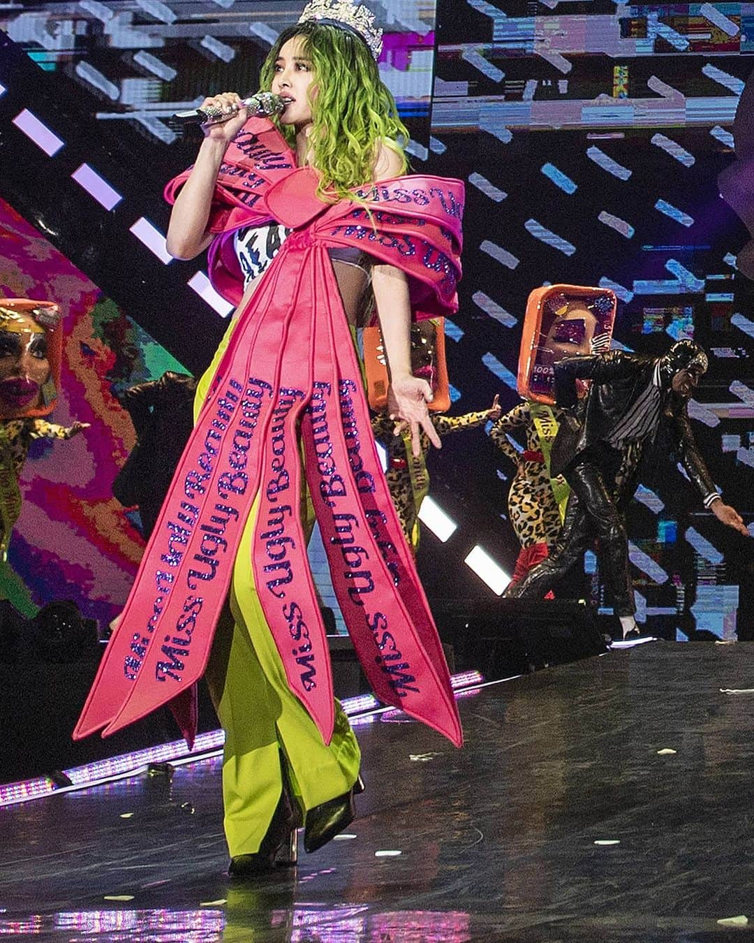 ジョリン・ツァイのインスタグラム：「晚安💖 #uglybeautytour #teamjolin #uglybeauty  @rinaldyyunardiofficial @rinaldyyunardi @theclique.hk」