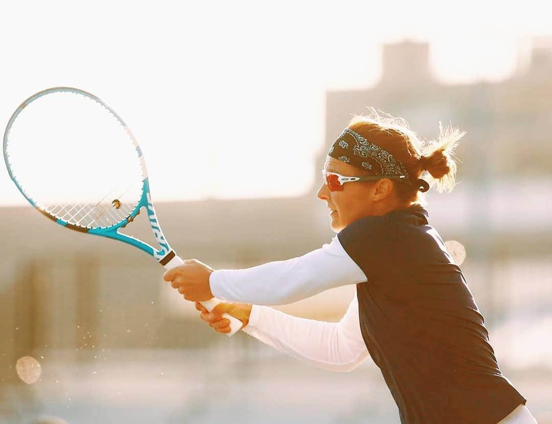 キルステン・フリプケンスのインスタグラム：「When they catch you 📸 while you are hitting your 1 out the 2 backhands a year 🎾🙃  #tennis #bandana #bandanastyle  #hanginthere」