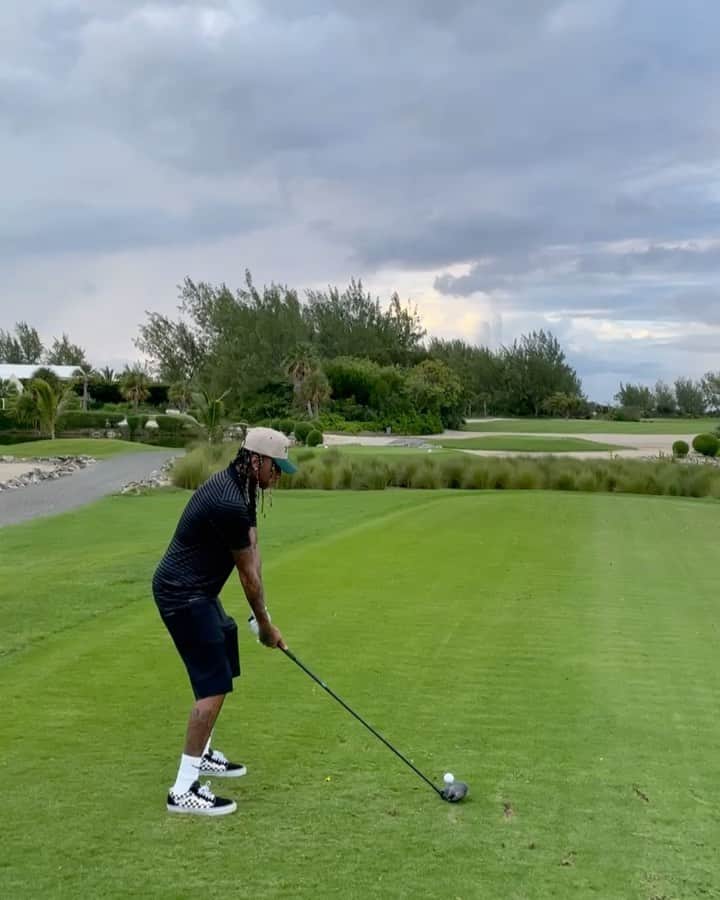 タイガのインスタグラム：「😂 I left my Golf shoes at home 🤦🏽‍♂️」