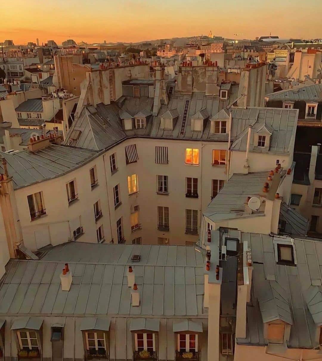 イネスエマレシャルのインスタグラム：「FROM OUR WINDOW TO YOURS 🤍 #inesetmarechal #lockdown #paris #coronatime #stayhome #sunset #vibes #french #parismonamour #staypositive」
