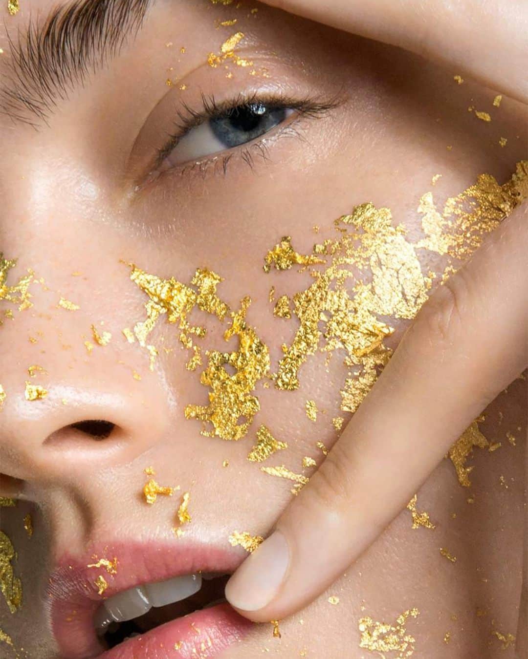 PORTER magazineさんのインスタグラム写真 - (PORTER magazineInstagram)「They look pretty, but do they actually work? At the link in bio, discover the reports on the science behind Instagram's 24-karat gold face mask obsession.」11月23日 3時01分 - portermagazine