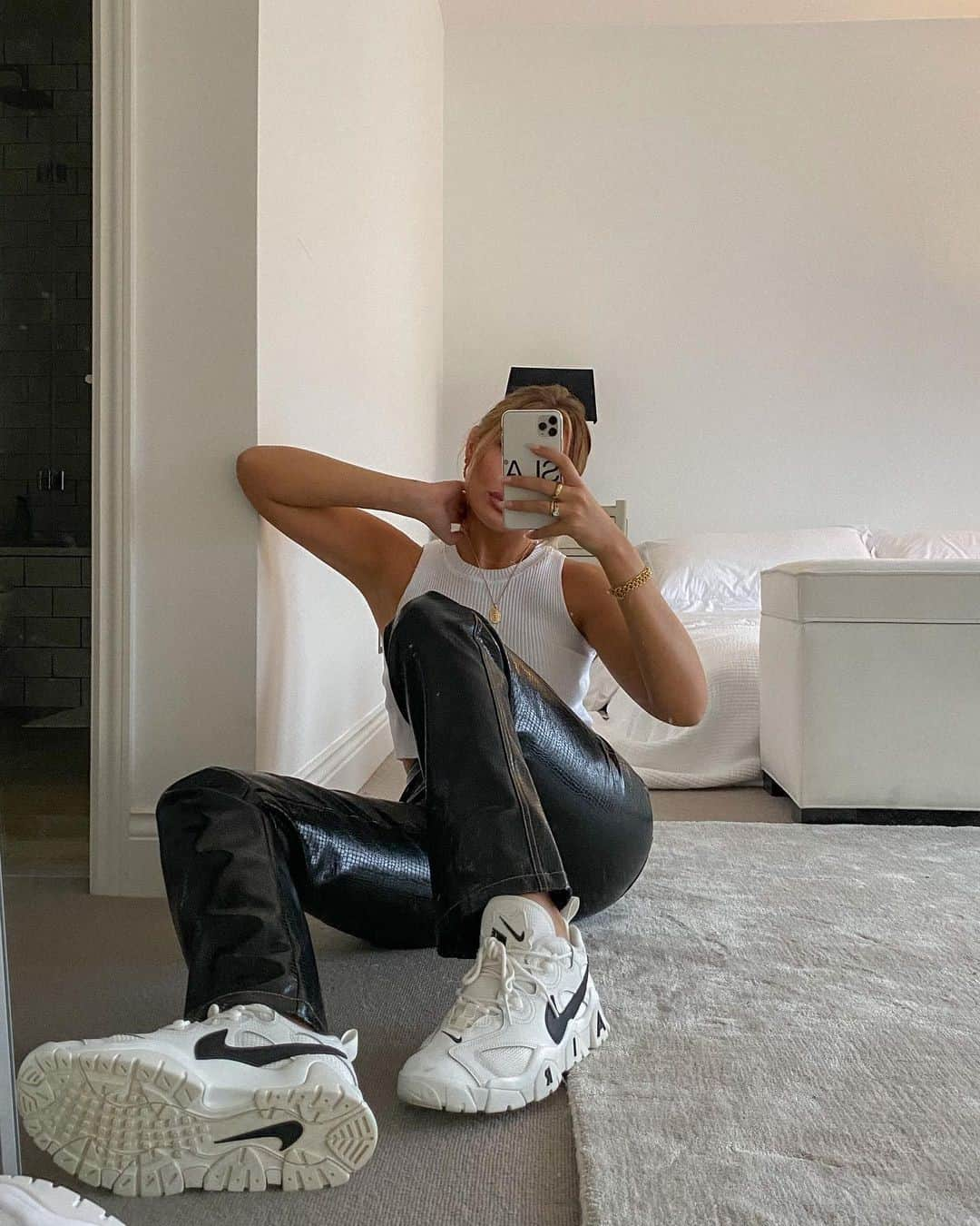 ASOSさんのインスタグラム写真 - (ASOSInstagram)「@sarahhashcroft [she/her] shows us how the ASOS DESIGN cigarette jeans in croc vinyl [1566257] should be worn 🐊」11月23日 3時00分 - asos