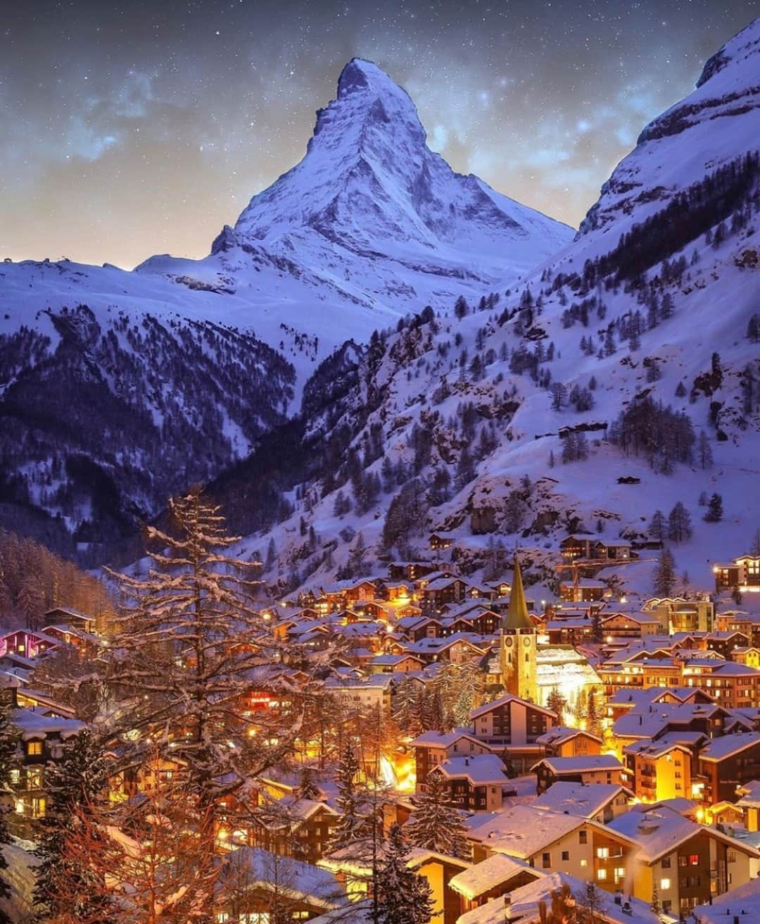 Earth Picsさんのインスタグラム写真 - (Earth PicsInstagram)「Snow filled nights in Switzerland ☃️ by @sennarelax」11月23日 3時00分 - earthpix