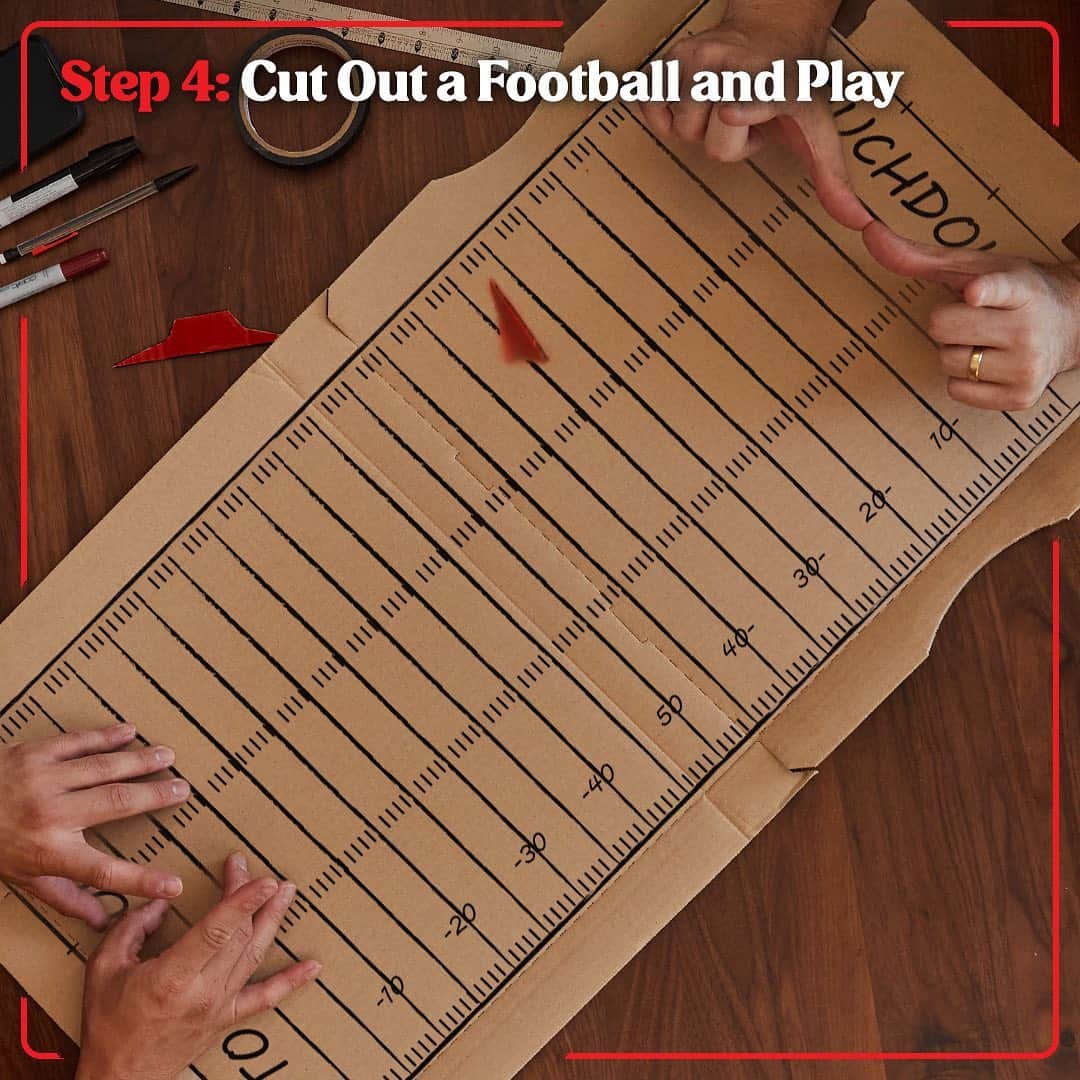 Pizza Hutさんのインスタグラム写真 - (Pizza HutInstagram)「Get ready for some (paper) football! 🏈 Turn your pizza box into the field and challenge your friends. 🙌」11月23日 2時55分 - pizzahut