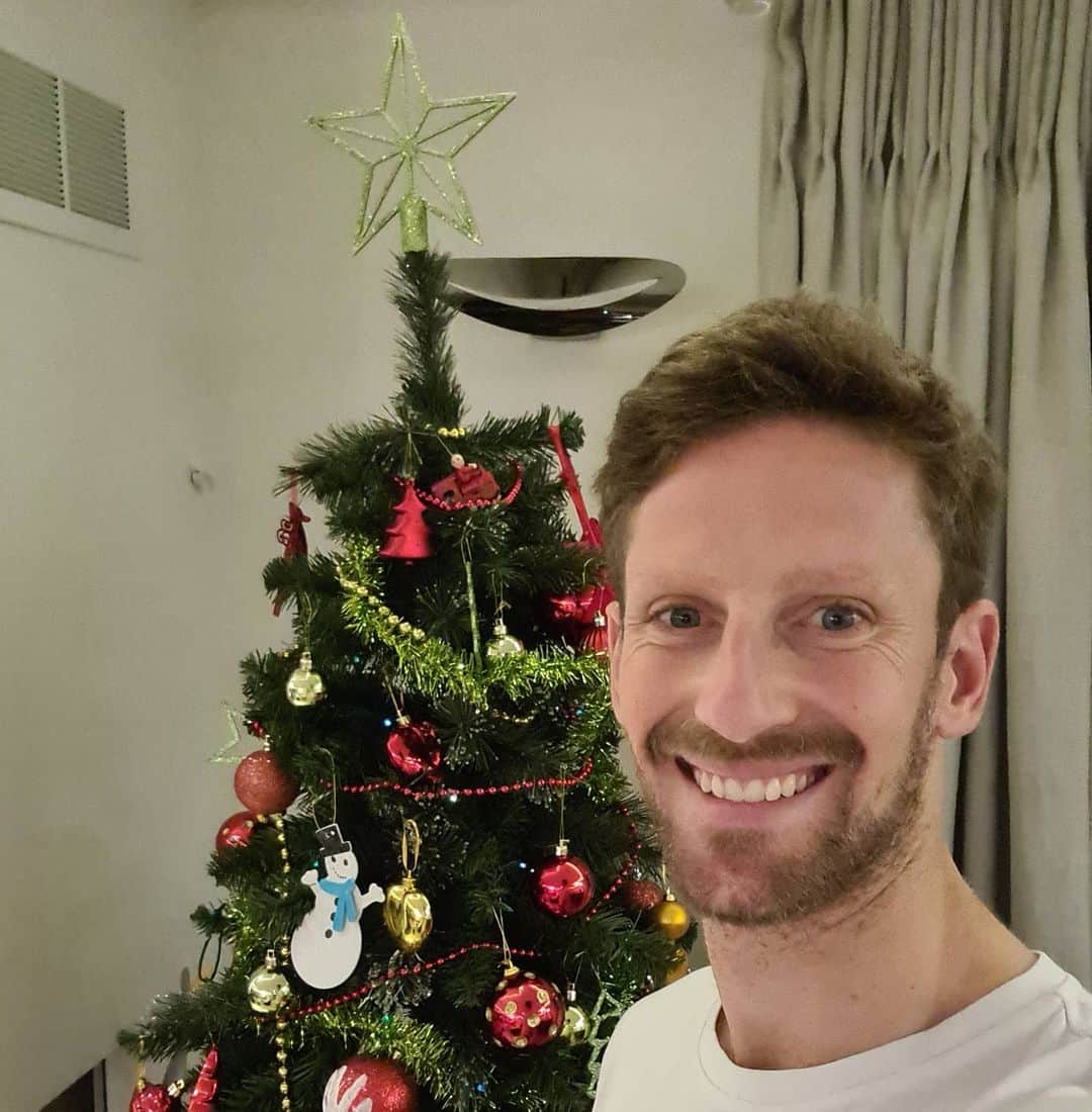 ロマン・グロージャンのインスタグラム：「Xmas tree done, kids happy  I can safely go for the last 3 F1 races  #r8g #xmas」