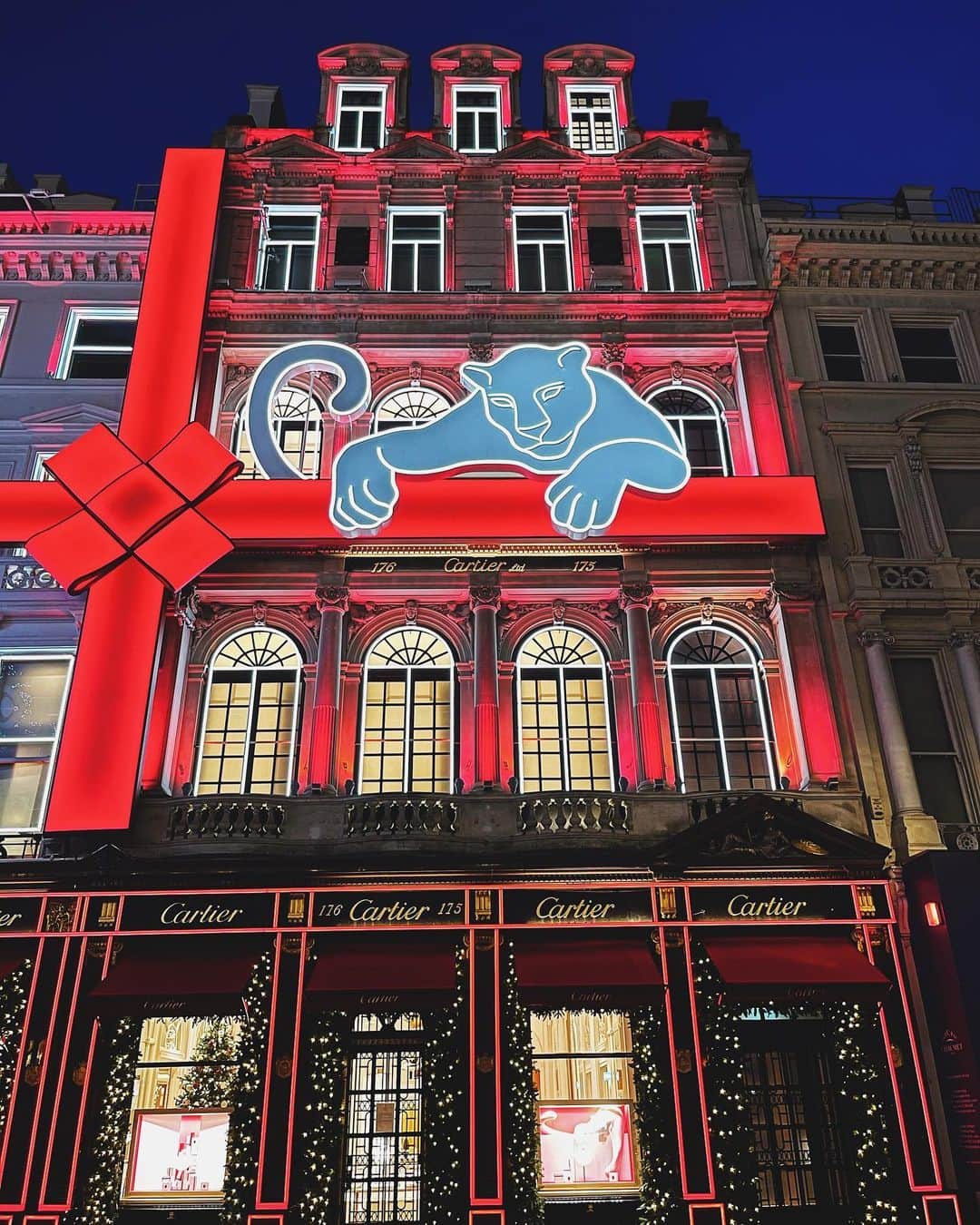 @LONDON | TAG #THISISLONDONさんのインスタグラム写真 - (@LONDON | TAG #THISISLONDONInstagram)「@MrLondon on #BondStreet! 😱 There are Christmas windows... and then there’s Cartier’s Christmas windows...! 🔥🤷🏻‍♂️😳🤗🥰 #NailedIt 🙌🏼  ___________________________________________  #thisislondon #lovelondon #london #londra #londonlife #londres #uk #visitlondon #british #🇬🇧 #cartier」11月23日 2時59分 - london