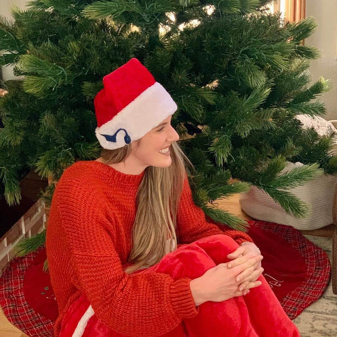 メリッサ・フランクリンのインスタグラム：「To all those people out there that don’t believe in setting up a Christmas tree until after Thanksgiving, I’m truly sorry, but I just couldn’t help myself! And what better way to start off the holiday season than with an @aftershokz SALE! The Soundz of Joy sale starts now and ends on December 6th at 12 pm MST! They are offering up to $35 off certain styles of headphones! For my favorite, the fully waterproof Xtrainerz, you can get $30 off and also shop now, pay later with AfterPay. If you’re looking for a gift for yourself or a loved one in your life, this is the best place to start! #SoundzOfJoy #Ad #ShokzSquad」