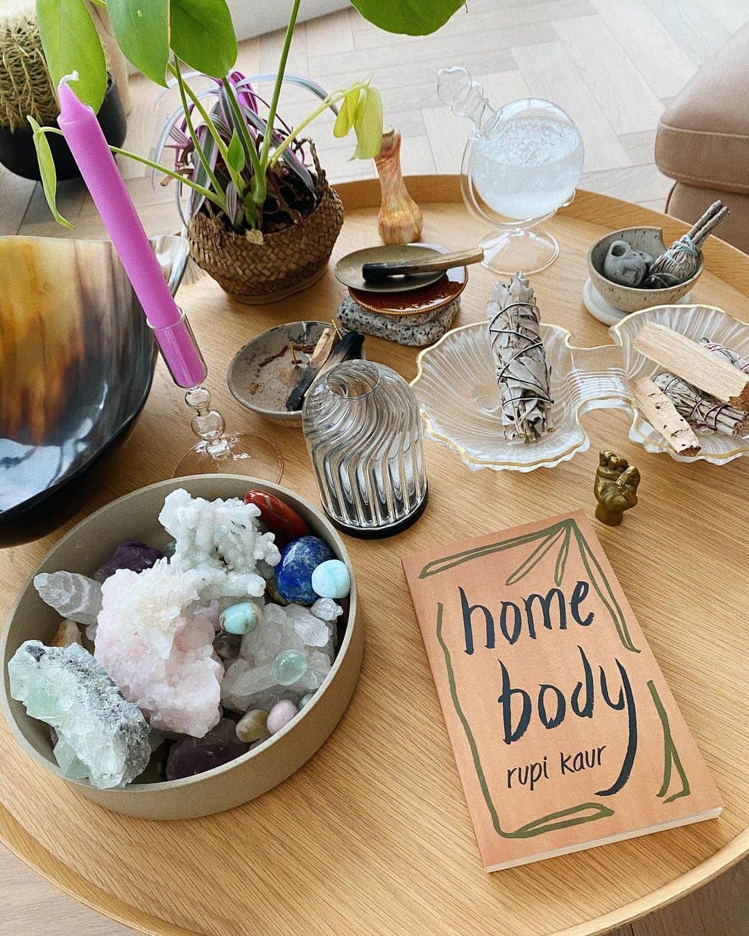 Estée Lalondeのインスタグラム：「All love and congratulations to my friend @rupikaur_ on the launch of her new book - Home Body. I love being at home. It’s where I’m most comfortable and feel safe. In an ode to the idea of being a home body I thought I’d show you a close up of my treasure covered coffee table.  A few of my favourite things. 💕 #ELhome」