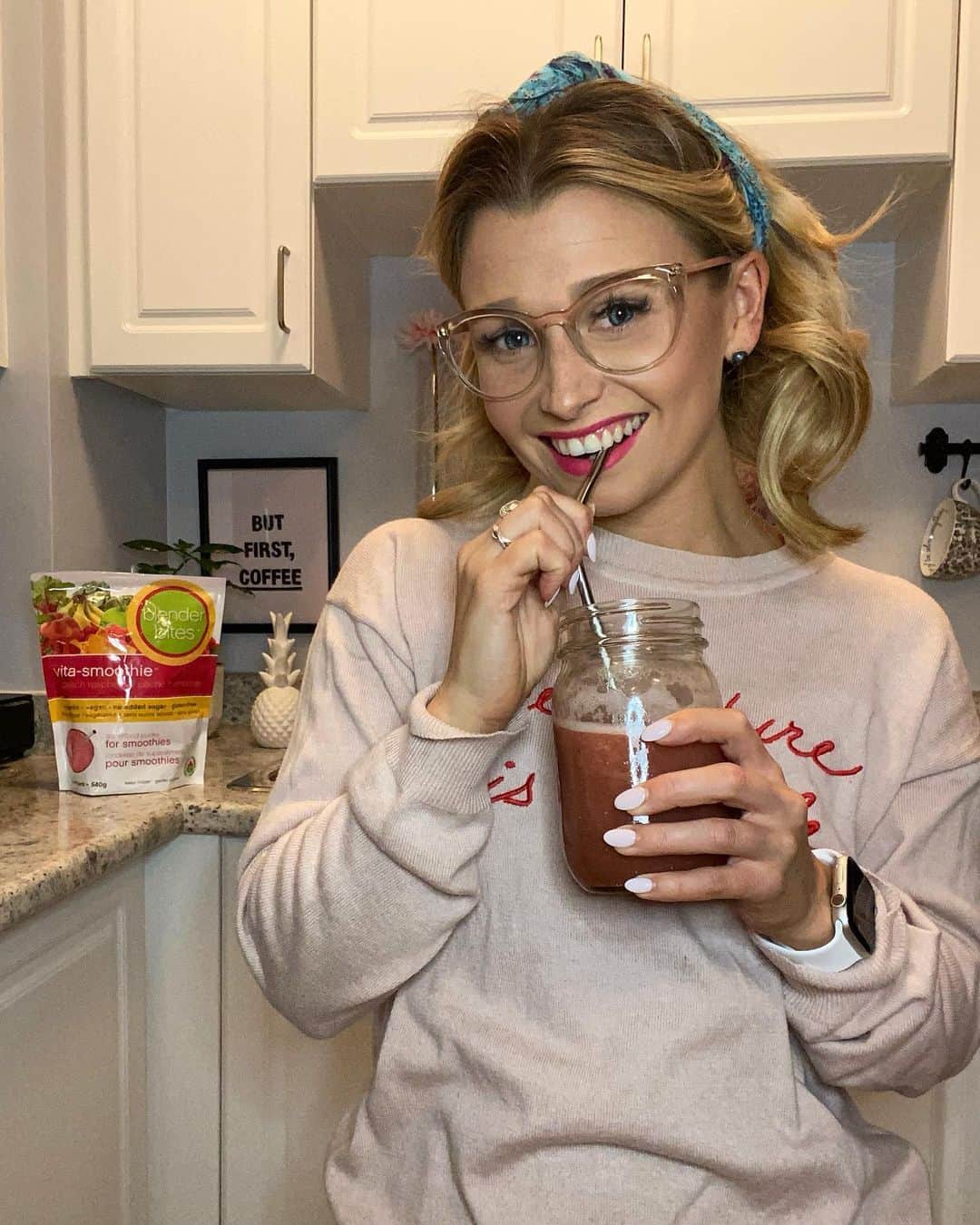 カーステン・ムーア＝タワーズのインスタグラム：「A Sunday well spent brings a week of content ✨ Long walk (in the snow 😲) ✅ Plants watered ✅ Nutrient filled smoothie ✅  I use @blenderbites because I can never remember to prepare my smoothies ahead of time and I am the epitome of a ‘run out the door last minute’ girl. Each vita smoothie ‘puck’ is packed with 60% of your recommended intake of 12 essential vitamins which keeps me healthy and energized throughout my day. This company is female run and made locally in Ontario! Smoothies are vegan, gluten free, GMO free, 100% organic, and without any inner plastic packaging, it’s a no brainer breakfast choice.  Check out my stories to see what I put in my smoothie today 🤘🏼 • #getpucked #blenderbites #breakfast #smoothie #sundaywellspent #vitasmoothies #ad」