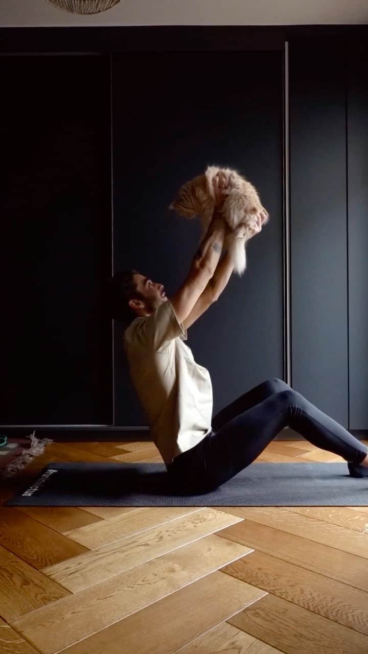 NICOLAS SIMOESのインスタグラム：「A random sunday for us ? Sleep, eat, gym, repeat 😹」