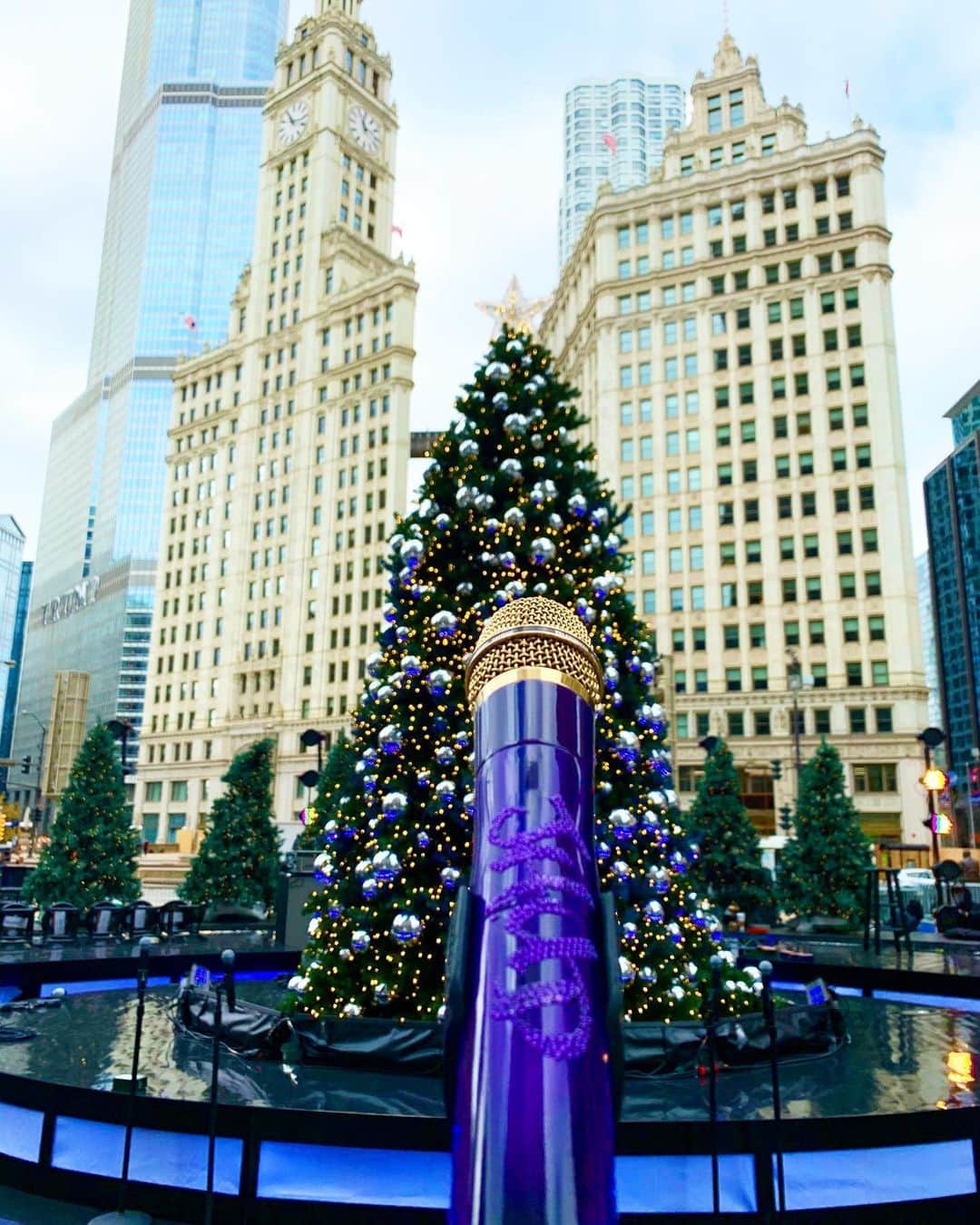 ジェニファー・ハドソンのインスタグラム：「I invite you to join me this Sunday for the Magnificent Mile Lights Festival on ABC7 at 6PM central!  In light of the pandemic, @themagmile could not produce a live parade, so they are starting new traditions this year and I’m honored to be a part of it.  This year has been tough on all of us so let’s spread the light and spread the love this Holiday season. #BMOLightsFest」