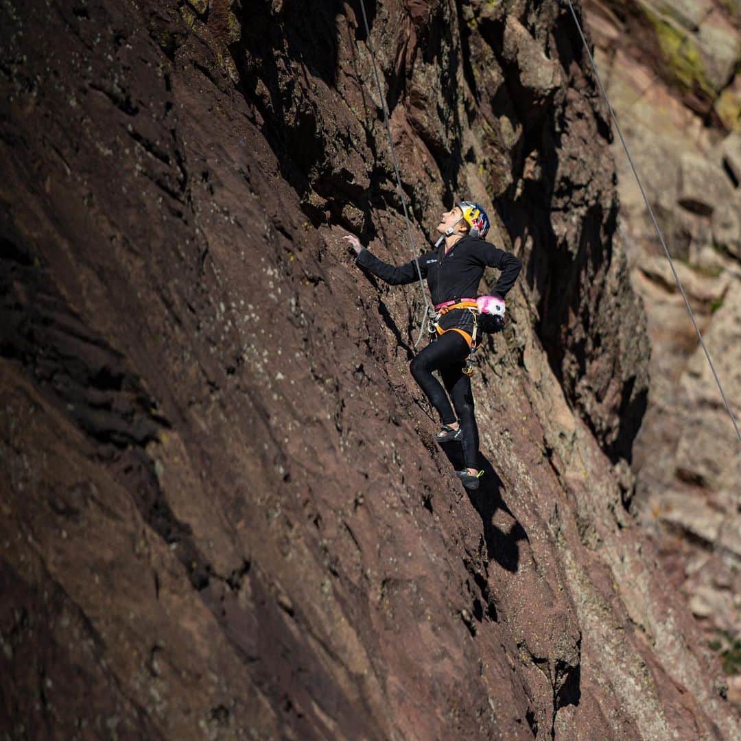 サッシャ・ディギーリアンのインスタグラム：「Back to climbing 🧗🏼‍♀️ My hips are far from 100% but the gradual ability to do more is encouraging. The cold is hard because it makes everything really achey and sometimes it feels like a mental kick down to be at such a limited ability but the baby steps are going in a forward direction!  📸 @ladzinski」