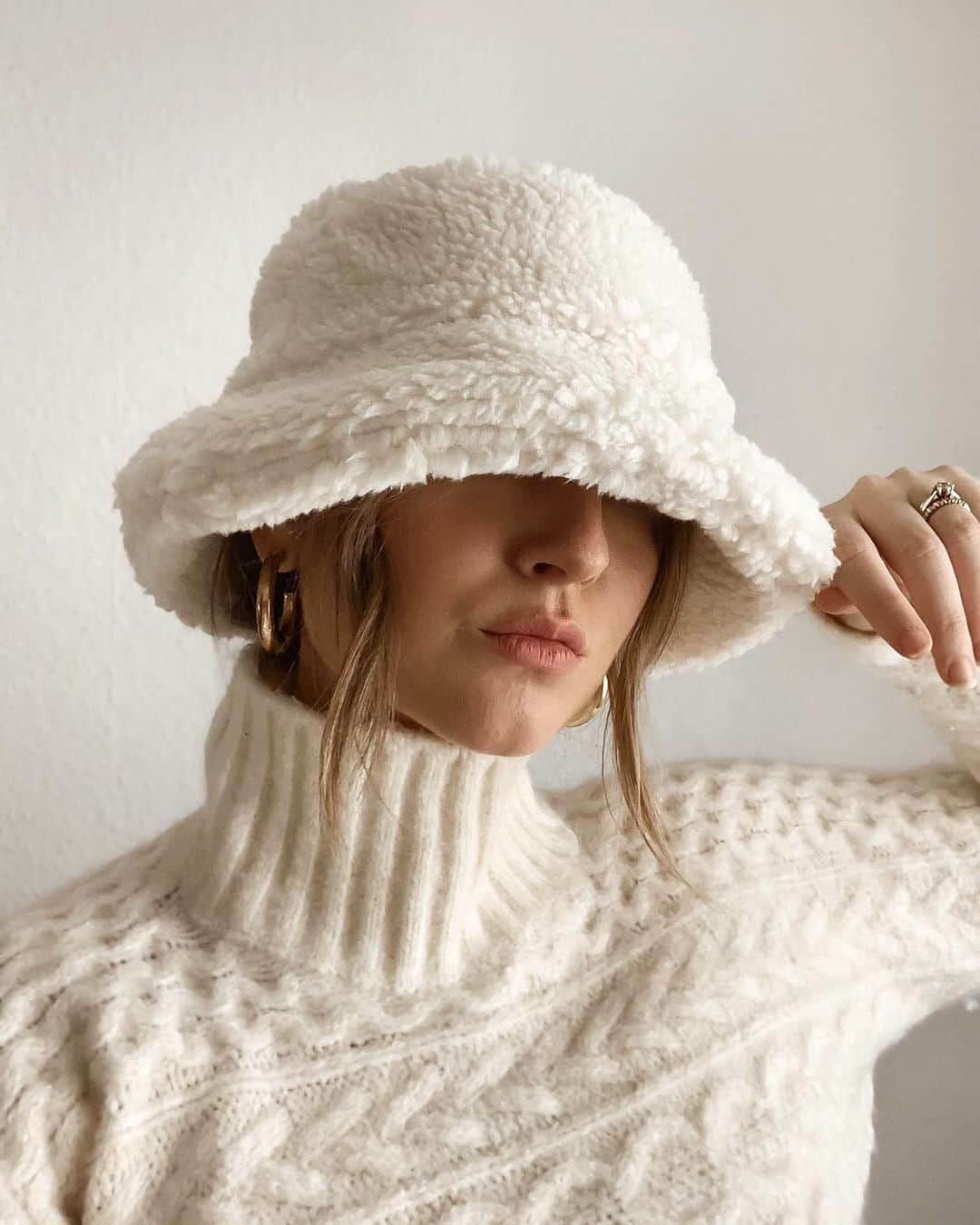 WHO WHAT WEARさんのインスタグラム写真 - (WHO WHAT WEARInstagram)「Fuzzy hats are a winter vibe, no cap. ❄️ They add a touch of pizazz to just about any outfit, not to mention they're seriously cozy. Tap our link for more fun hat trends fashion girls are loving for winter 2020. photos: @thatgirlyusra, @kendalljenner, @mrskunz_」11月23日 3時31分 - whowhatwear