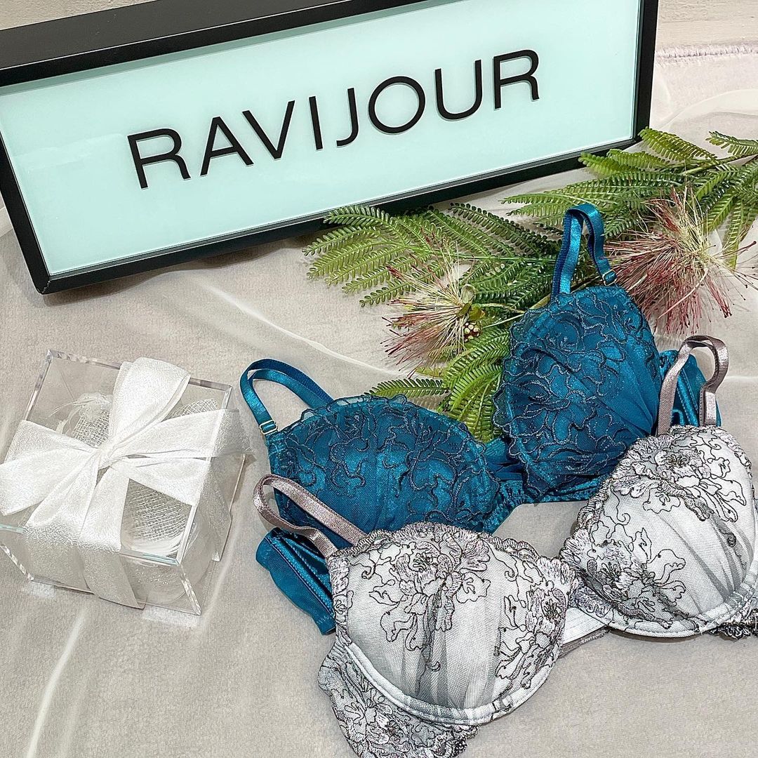 Ravijour札幌4丁目プラザ店のインスタグラム：「#onsale  N/A × RAVIJOUR スペシャルコラボレーション‼️ YouTube 『NO GOOD TV』で紹介されたアイテム💙  詳しくはTOPのURLから飛んで ブログをチェックして下さい☺️  #ravijour #ラヴィジュール #ravijourstaff  #ravijoursapporo  #ravijour_official  #nogoodtv  #akanishijin  #nishikidoryo   @nogoodtv_official」