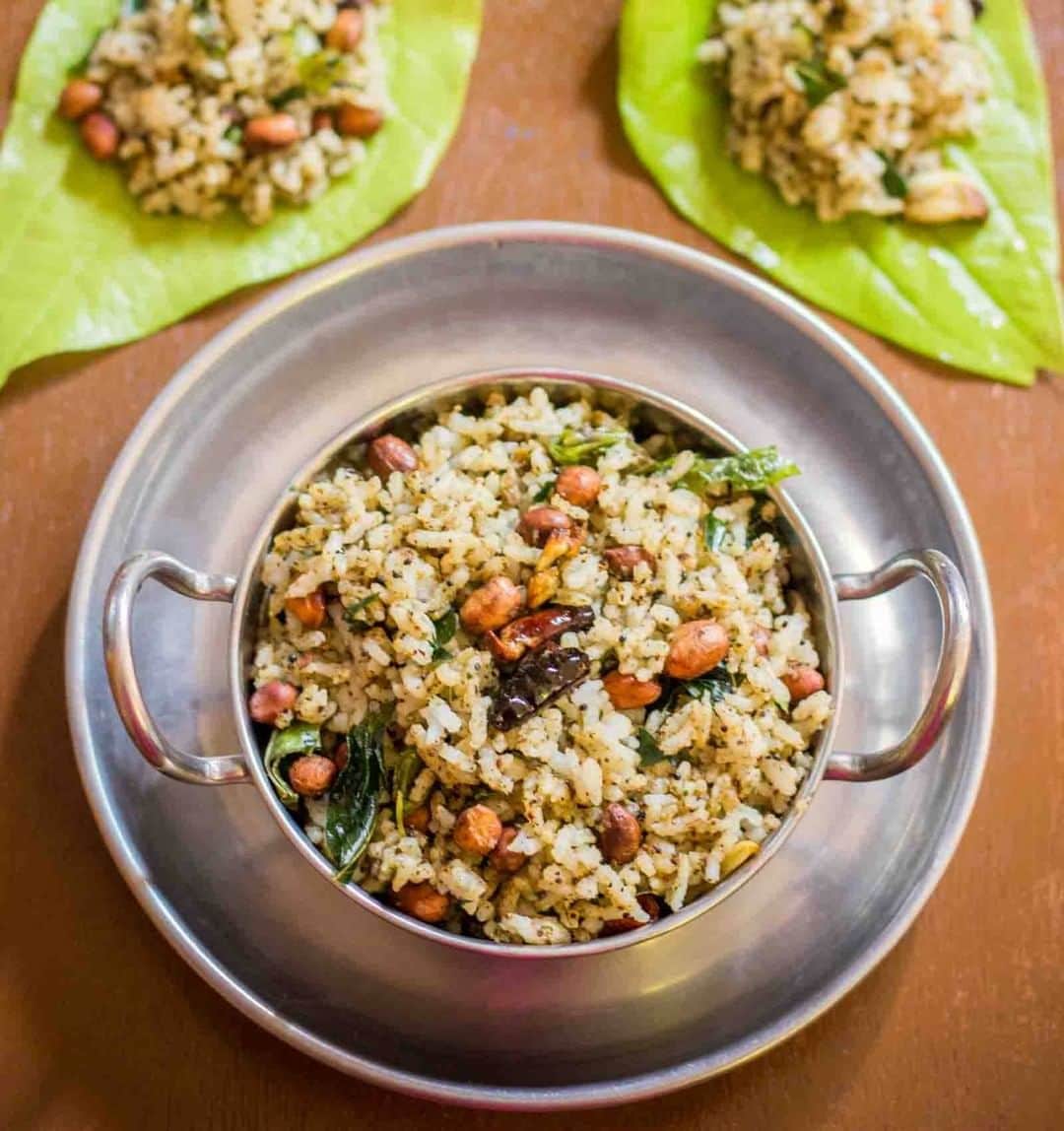 Archana's Kitchenさんのインスタグラム写真 - (Archana's KitchenInstagram)「Vetrilai Sadam or Betel Leaves Sadam is a traditional Kongunadu special variety of rice. It is healthy, flavorful, and tasty that gets a peppery flavour from the betel nut leaves. Serve sadam along with Tomato Cucumber Raita and Masala Vadai for a special lunch. Get the recipe from the smart.bio link in my profile @archanaskitchen . . . . . #recipes #easyrecipes #archanaskitchen #healthyeating #rice #ricerecipes #sadam #southindiansadam #southindianbreakfast #highprotein #homemadefood #eatfit #cooking #food #healthyrecipes #foodphotography #recipeoftheday #comfortfood #deliciousfood #delicious #instayum #food」11月23日 14時30分 - archanaskitchen