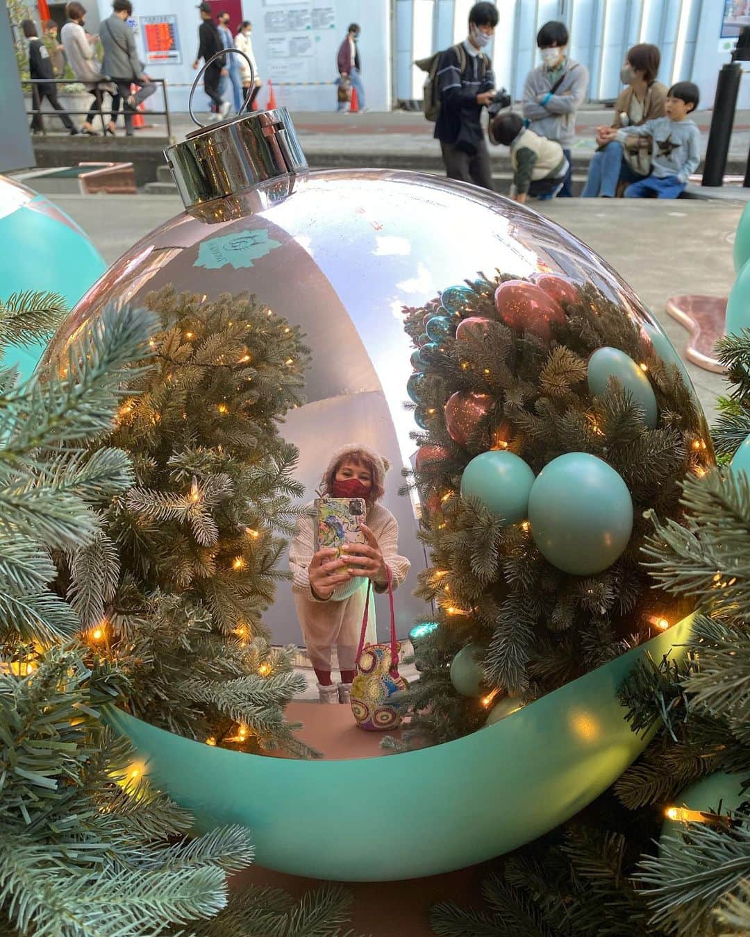 横沢ローラのインスタグラム：「シブヤクリスマスキャロル。 次にお願いしたのは、フォトグラファー、かつおくん、こと、仁科勝介くん。岡山出身。先日出版した「ふるさとの手帖」は、一人で全国の市町村をカブで撮って回った作品。 東広島、志和での出会いから、いつかお願いしたいなーと言う願いが3年越しにかなってる。  さて、上京したてのかつおくんに、渋谷はどううつるんだろ。  写真左上は、ご家族にこんな写真撮ってるんですよ、ってお見せしてるかつおくん。  #仁科かつおくん　#仁科勝介 #オノマトペル #シブヤクリスマスキャロル #shibuyachristmascarols」