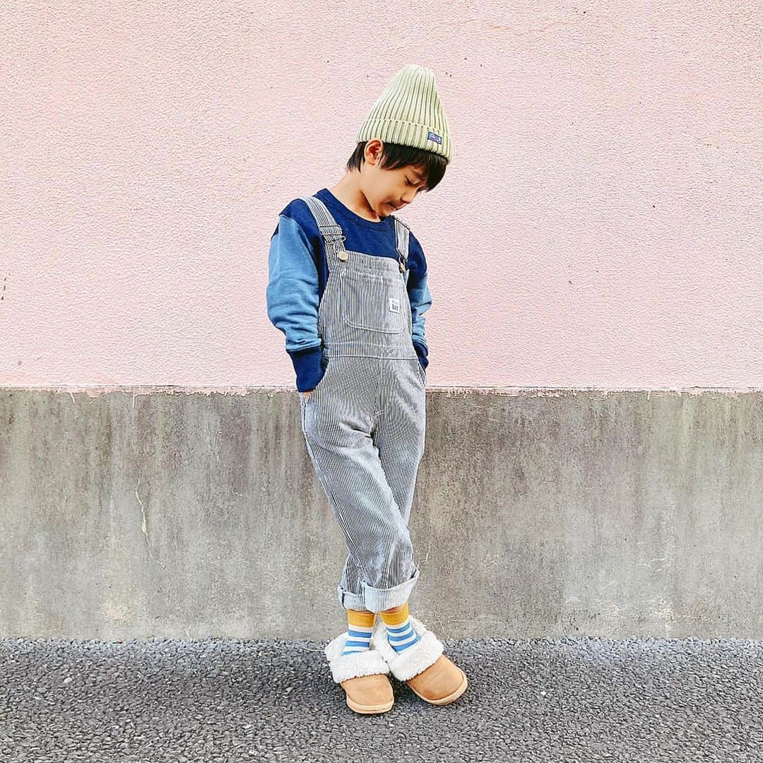 中道あすかさんのインスタグラム写真 - (中道あすかInstagram)「#ほぺコーデ ♥️ . . #男の子コーデ　は、 やっぱ、#靴下　が可愛いと グッとオシャレ感高まる✊💕 . . ほぺたろうは昔から、 靴下はほぼ、 #tsukiusagi_kids_babystore (@tsukiusagi_kids_babystore )で買える、 #スタンプル　の#ソックス　です🧦 . . シーズンごとにまとめ買い❤️ . . ほんと可愛いデザイン多くて 大好き😍❤️ . . あ、#ニット帽　も おんなじとこのやつだわ♥️ . . . . #キッズコーデ#キッズコーデ男の子 #キッズファッション#小学生コーデ#小学生男子 #小学校1年生 #サロペット#サロペットコーデ #LEE#キッズモデル」11月23日 13時03分 - asuroom