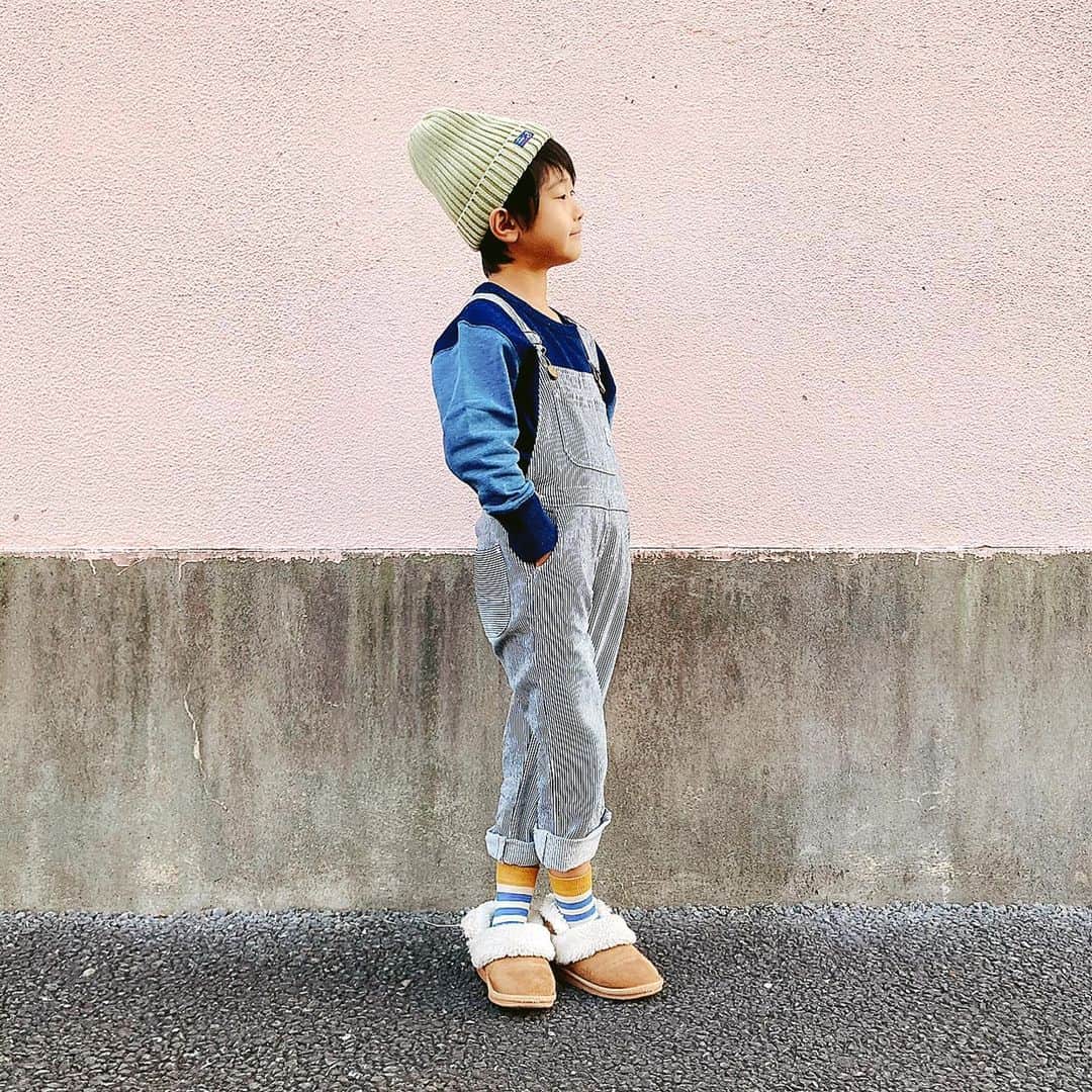 中道あすかさんのインスタグラム写真 - (中道あすかInstagram)「#ほぺコーデ ♥️ . . #男の子コーデ　は、 やっぱ、#靴下　が可愛いと グッとオシャレ感高まる✊💕 . . ほぺたろうは昔から、 靴下はほぼ、 #tsukiusagi_kids_babystore (@tsukiusagi_kids_babystore )で買える、 #スタンプル　の#ソックス　です🧦 . . シーズンごとにまとめ買い❤️ . . ほんと可愛いデザイン多くて 大好き😍❤️ . . あ、#ニット帽　も おんなじとこのやつだわ♥️ . . . . #キッズコーデ#キッズコーデ男の子 #キッズファッション#小学生コーデ#小学生男子 #小学校1年生 #サロペット#サロペットコーデ #LEE#キッズモデル」11月23日 13時03分 - asuroom
