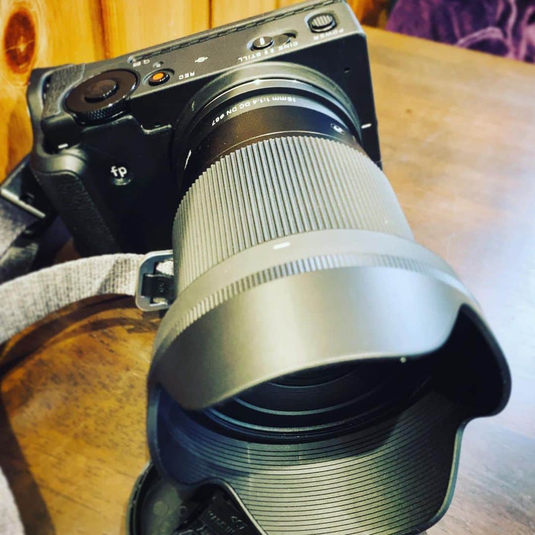 安倍吉俊のインスタグラム：「SIGMA fpに16mm F1.4つけて散歩。」