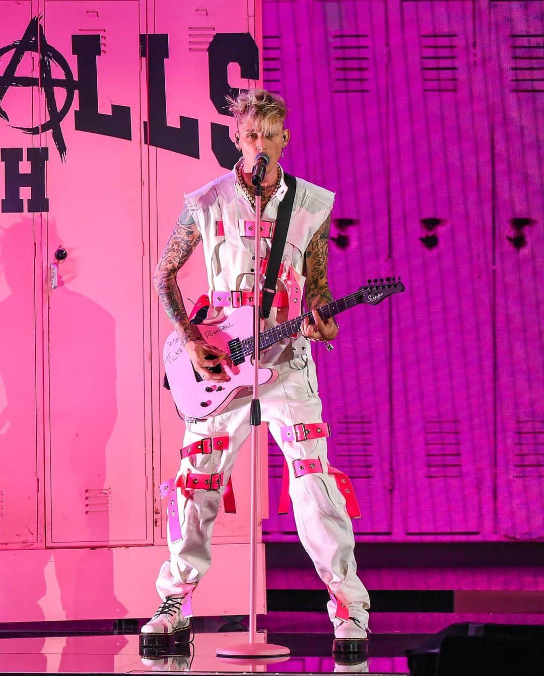 Just Jaredさんのインスタグラム写真 - (Just JaredInstagram)「@machinegunkelly straps in for his performance of #BloodyValentine and #MyExsBestFriend! Girlfriend @meganfox introduced him on stage. Visit Just Jared now for all the pics and videos from the @amas! #MachineGunKelly #MGK #MeganFox  #AMAs Photos: Getty/ABC」11月23日 12時57分 - justjared