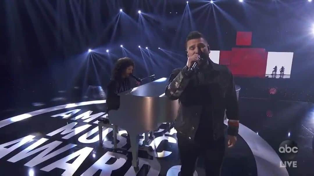 アメリカン・ブロードキャスティング・カンパニーのインスタグラム：「We’re not going to bed any time soon, especially after watching @danandshay’s beautiful #AMAs performance 🎶」