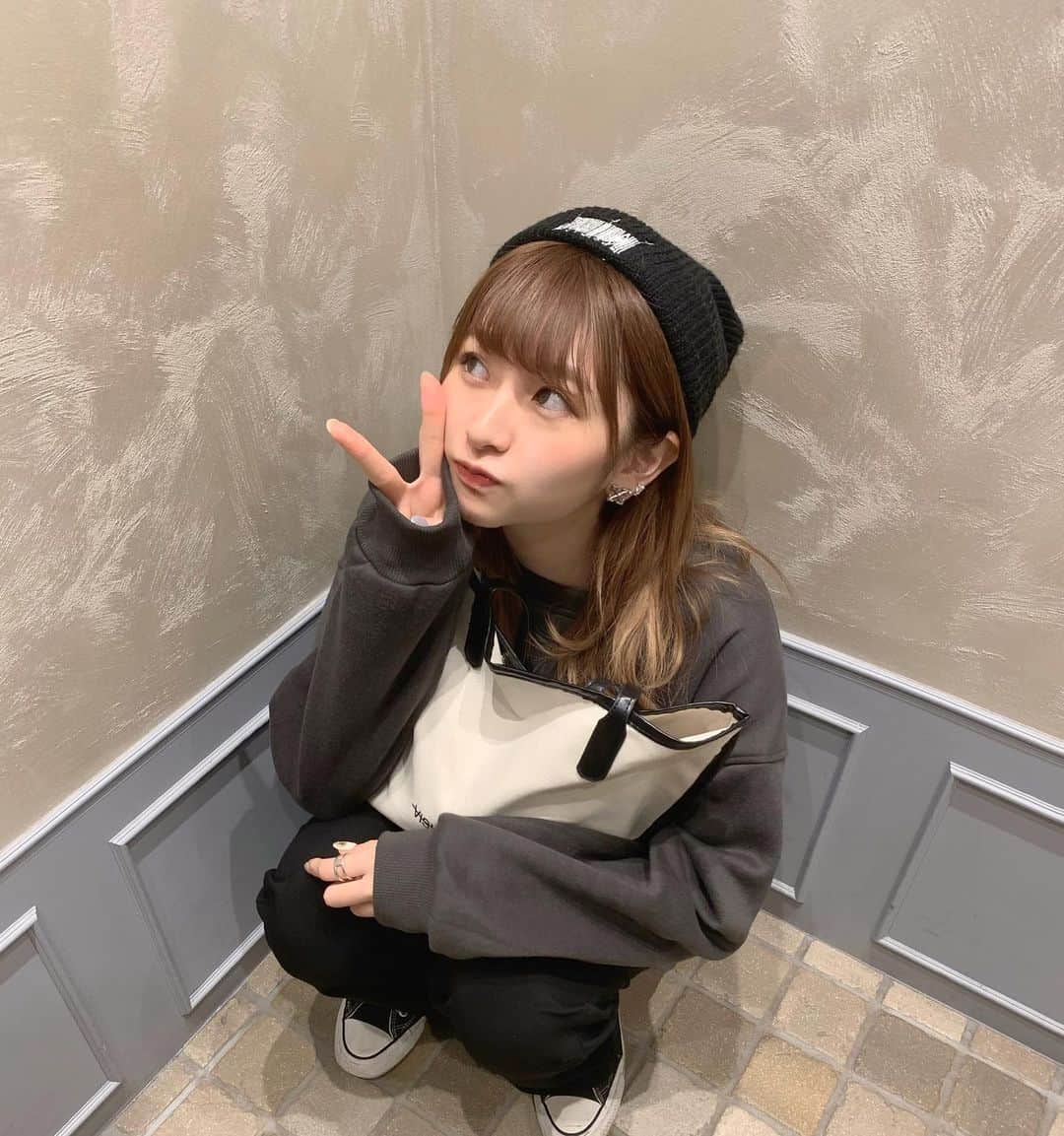 のインスタグラム：「三連休いかがお過ごしですかーぃ！！🥴﻿ はるなはめっちゃ寝た！！！（笑）﻿ ﻿ pullover:﻿ @grl_official  Pants:﻿ @grl_official  bag:﻿ @u_dresser」